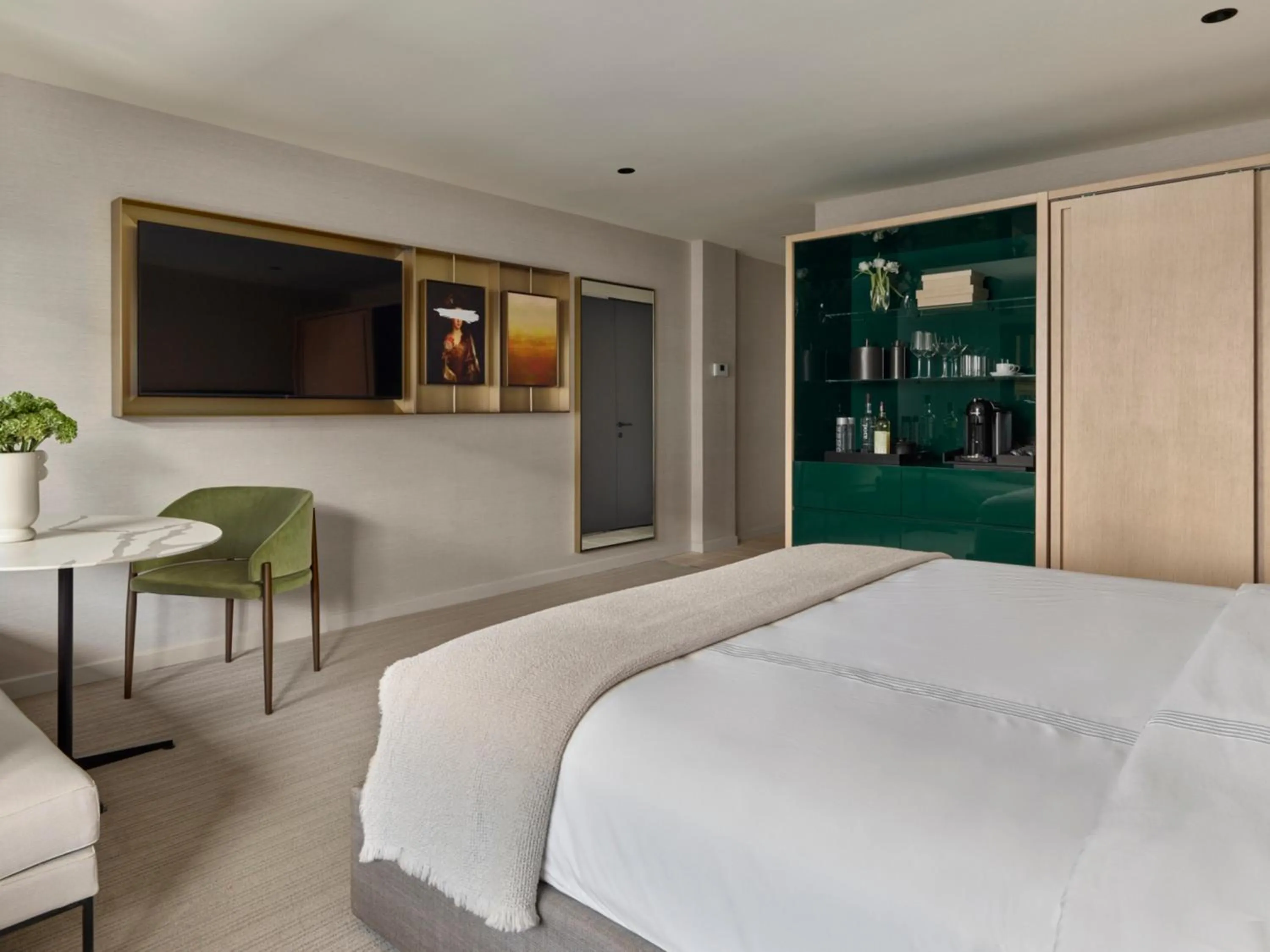 Deluxe King Room in Hotel AKA Alexandria