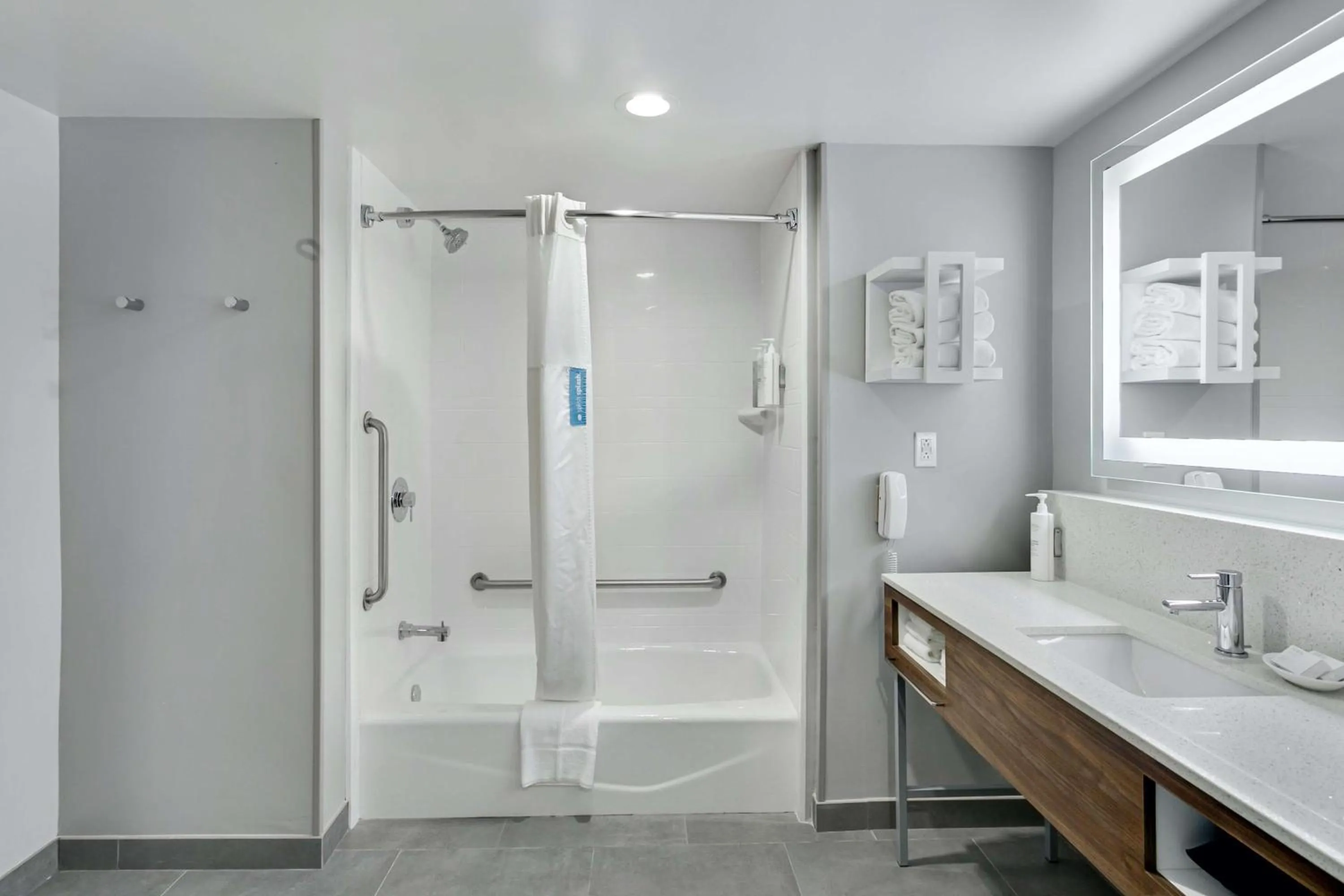 King Room - Mobility Access/Non-Smoking in Hampton Inn Houston-Pearland, TX