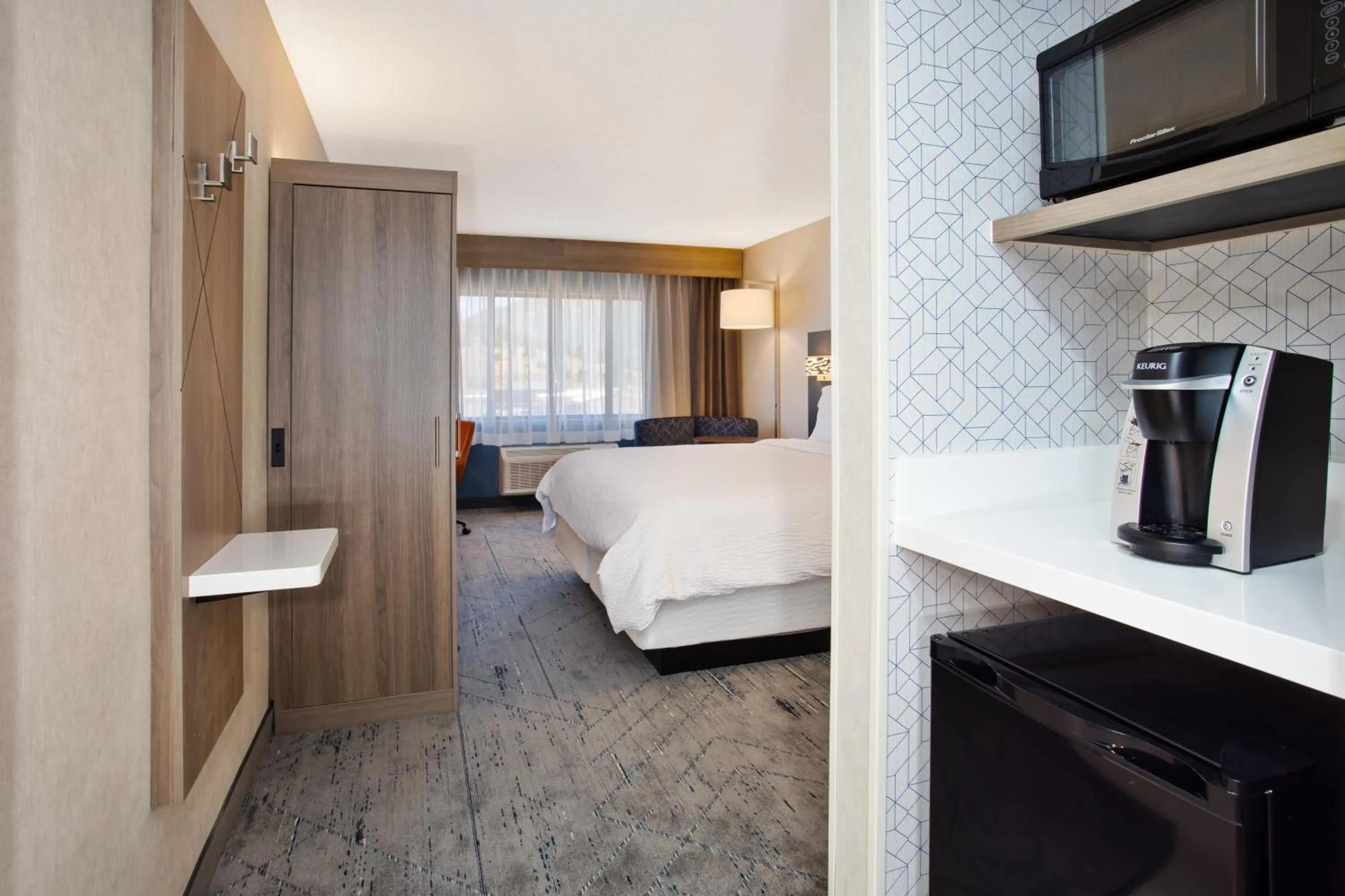 Standard Queen Room with Roll In Shower - Mobility Accessible in Holiday Inn Express Flagstaff by IHG