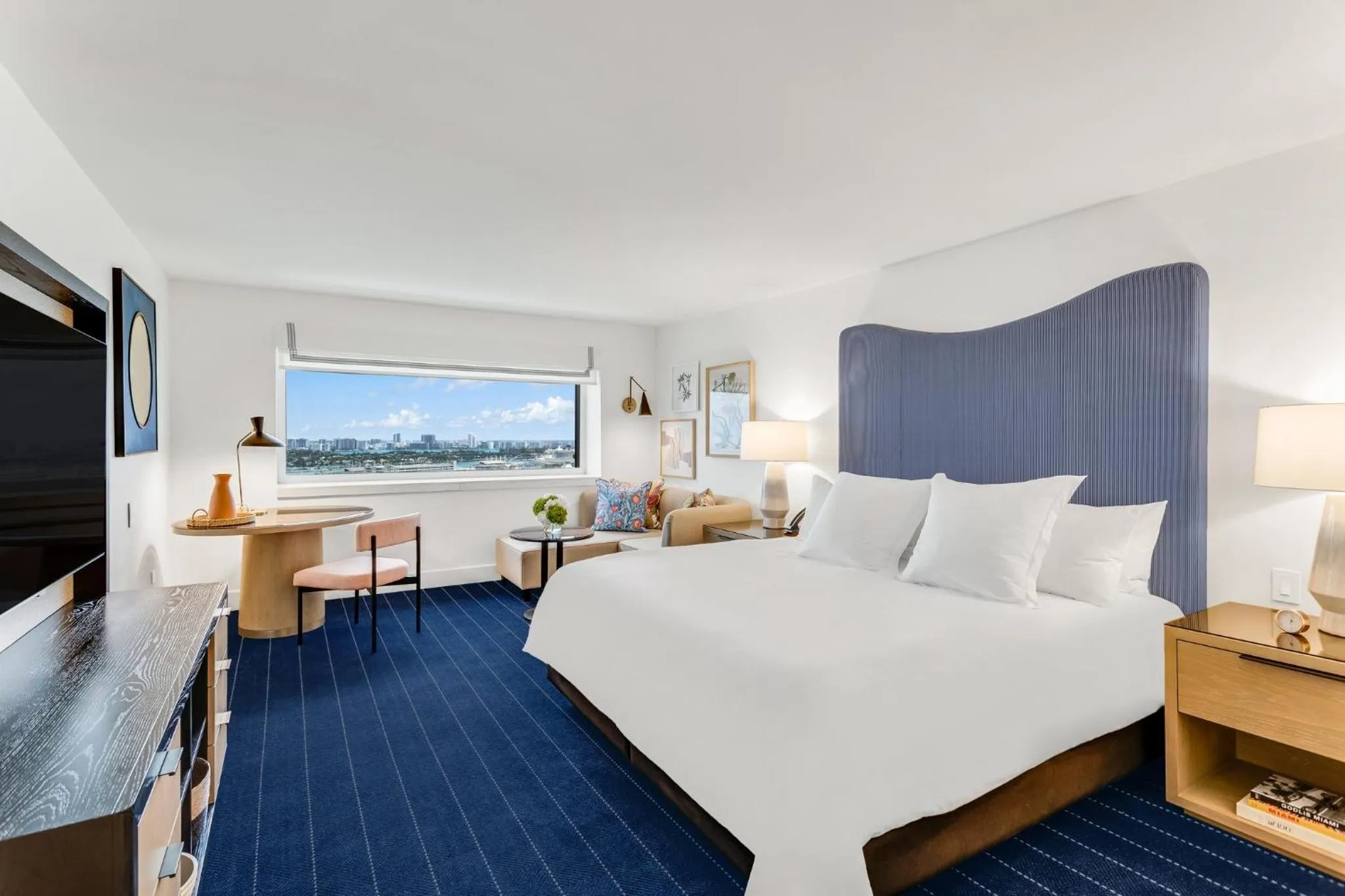 Classic King Room with Ocean View and Club Lounge Access in InterContinental Miami by IHG