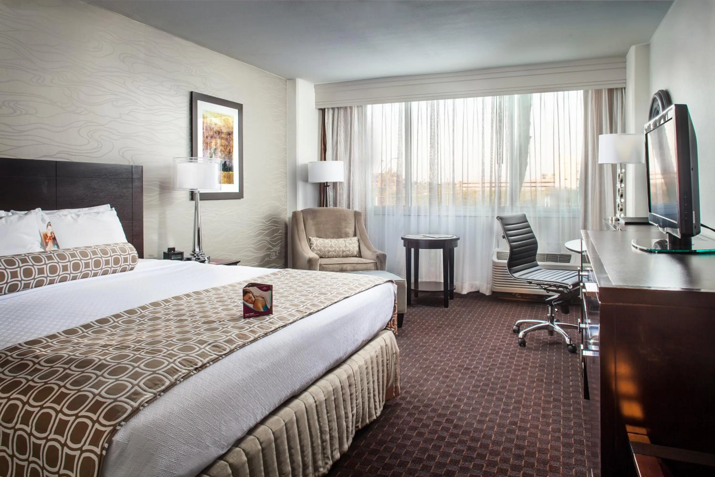 Standard King Room in Crowne Plaza Phoenix Airport - PHX by IHG