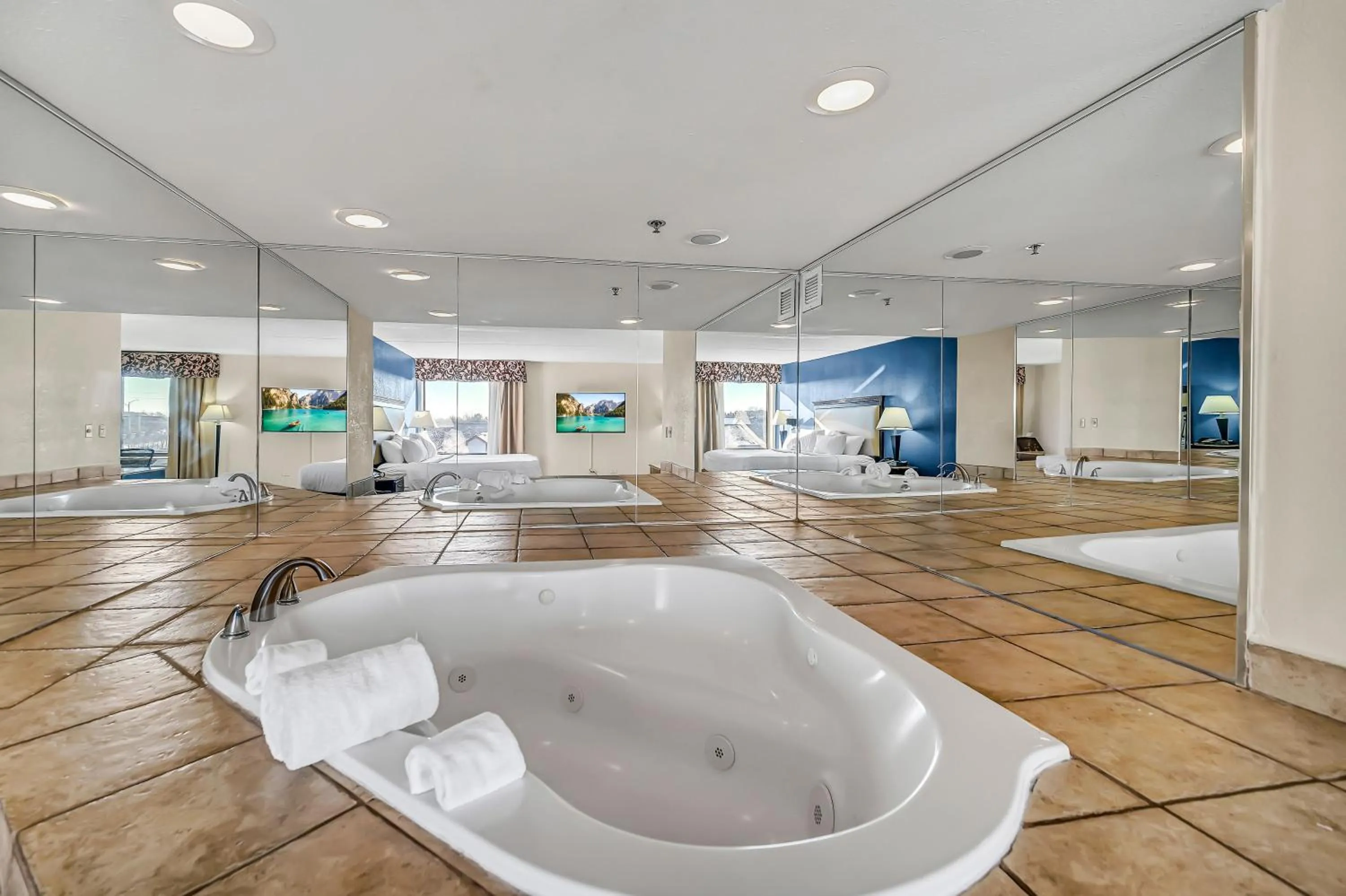 King Suite with Whirlpool - Non-Smoking in Radisson Hotel Schaumburg