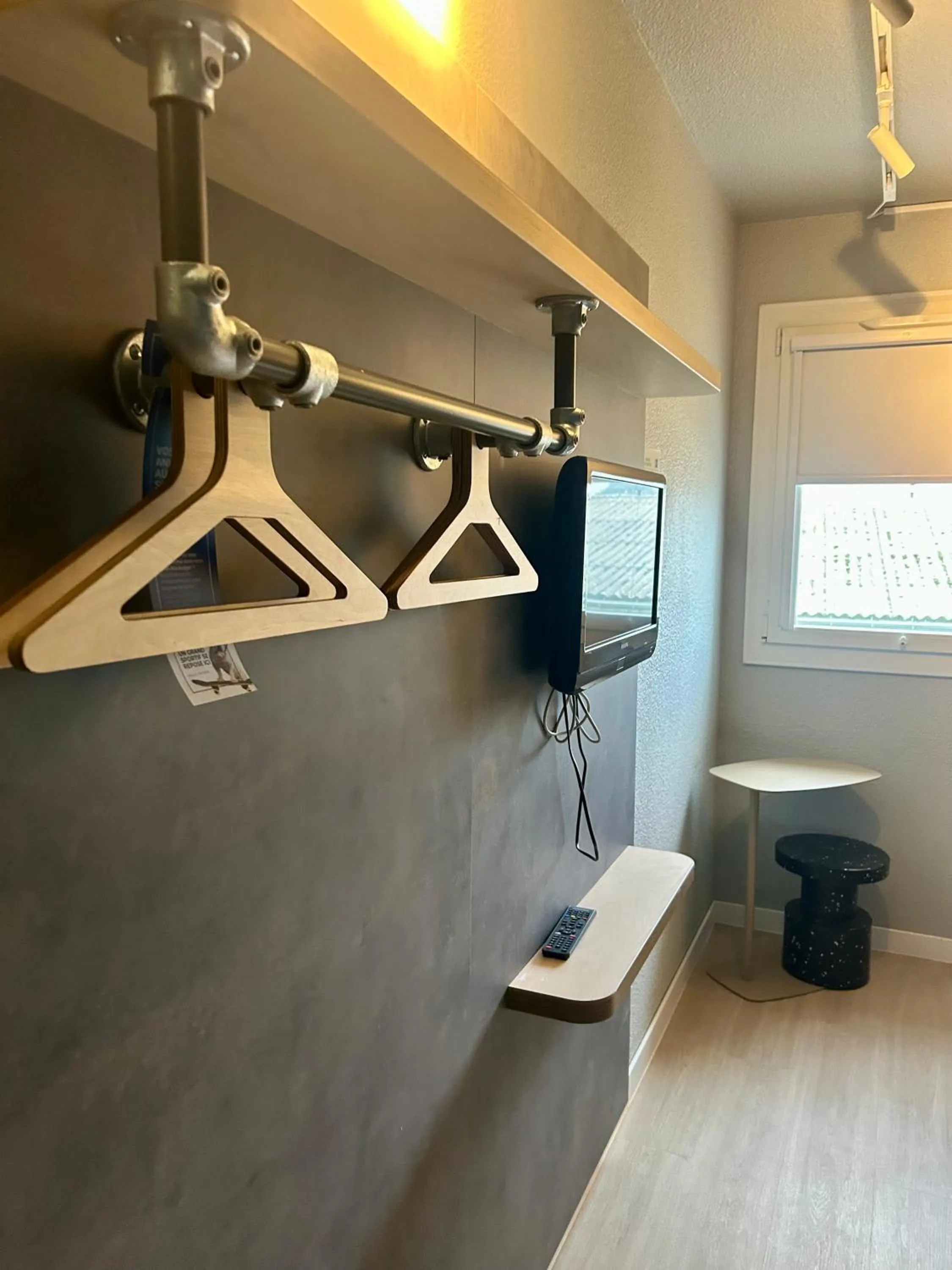 Room with a Double Bed and One Single Bed in Ibis Budget Agen