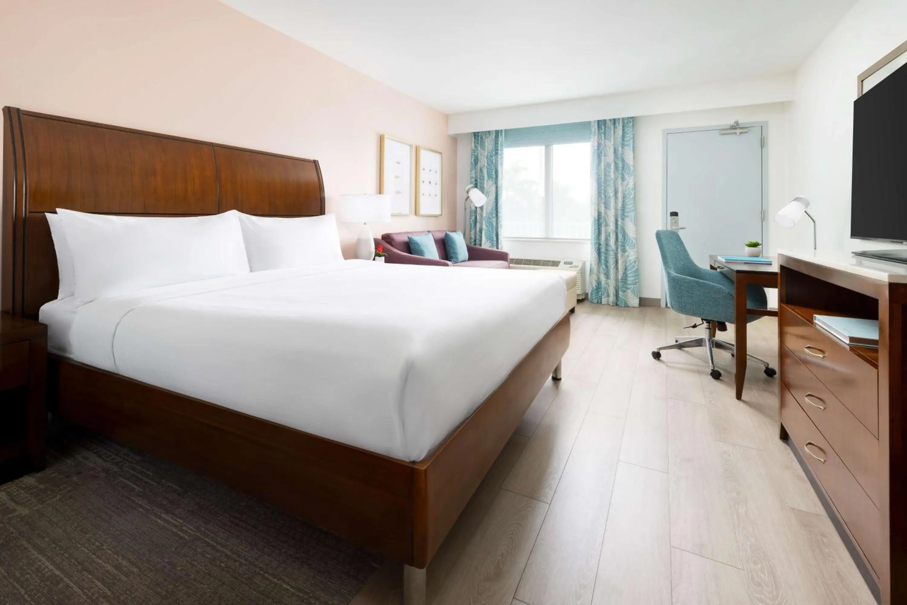 Premium King Room with Sofa Bed and Garden View in Hilton Garden Inn Key West / The Keys Collection