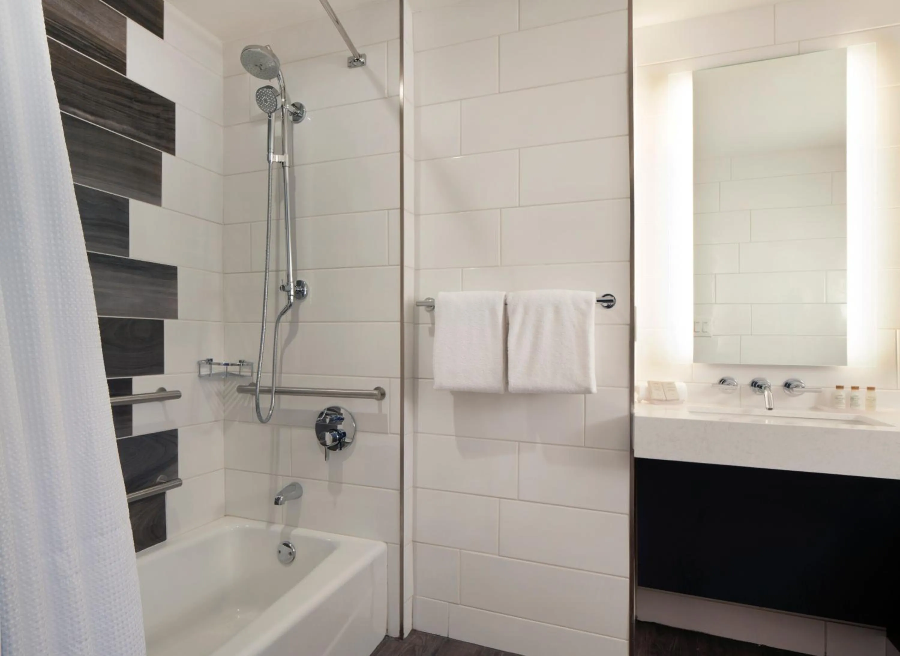 Standard Queen Room with Bath and Shower Combination in Hotel Indigo Atlanta Midtown by IHG