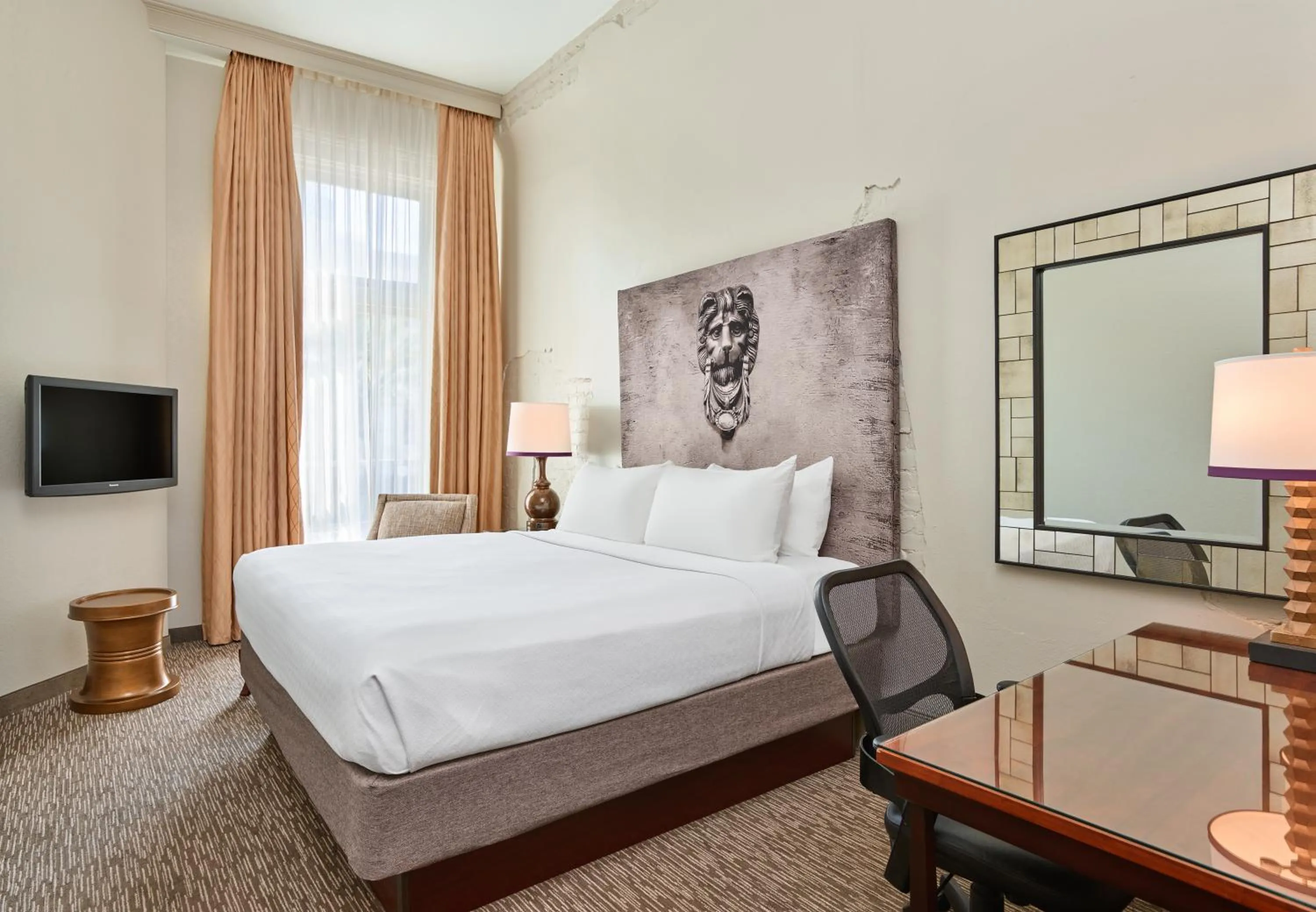 Standard King Room in Crowne Plaza New Orleans French Qtr - Astor by IHG