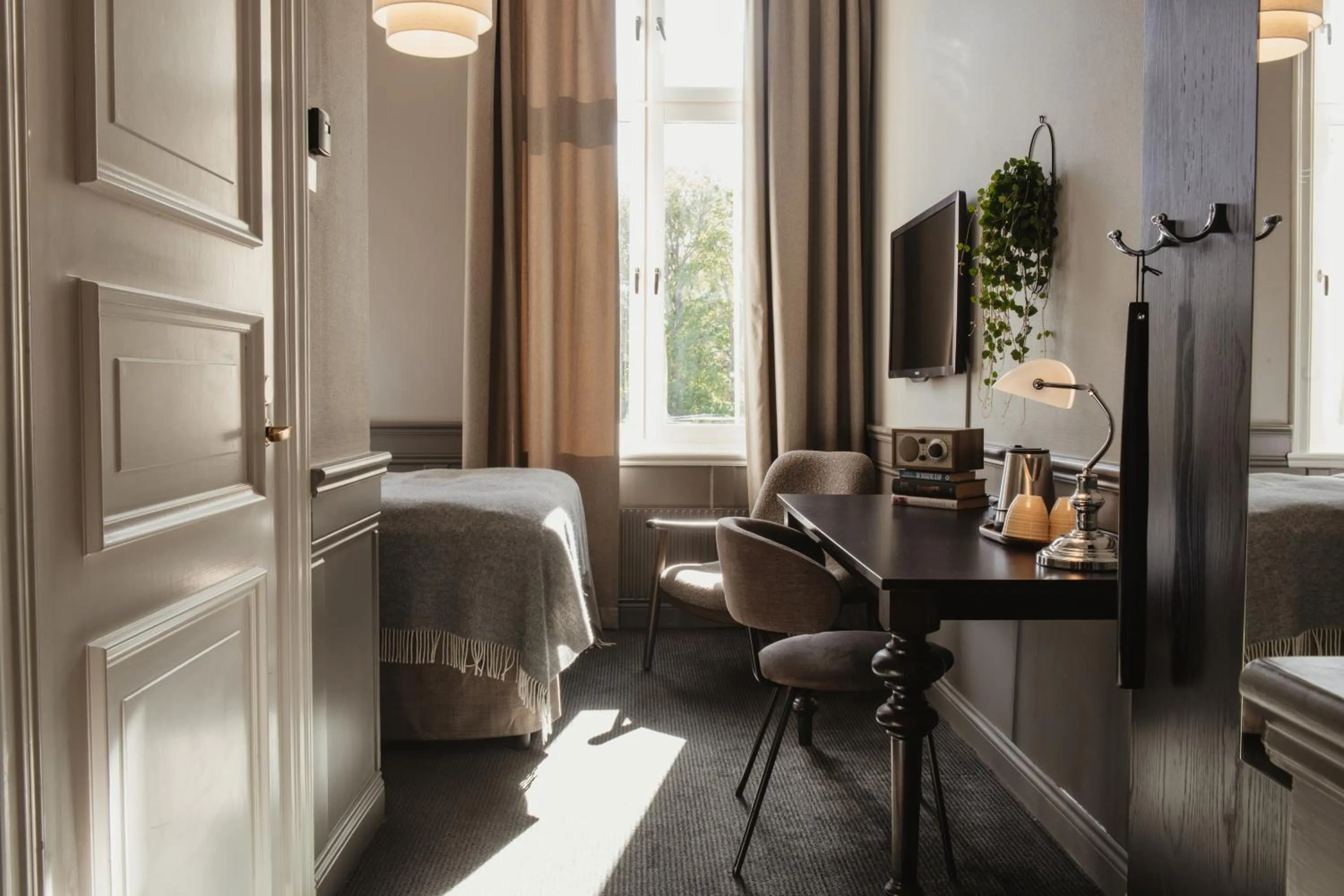 Compact Double Room in Home Hotel Post