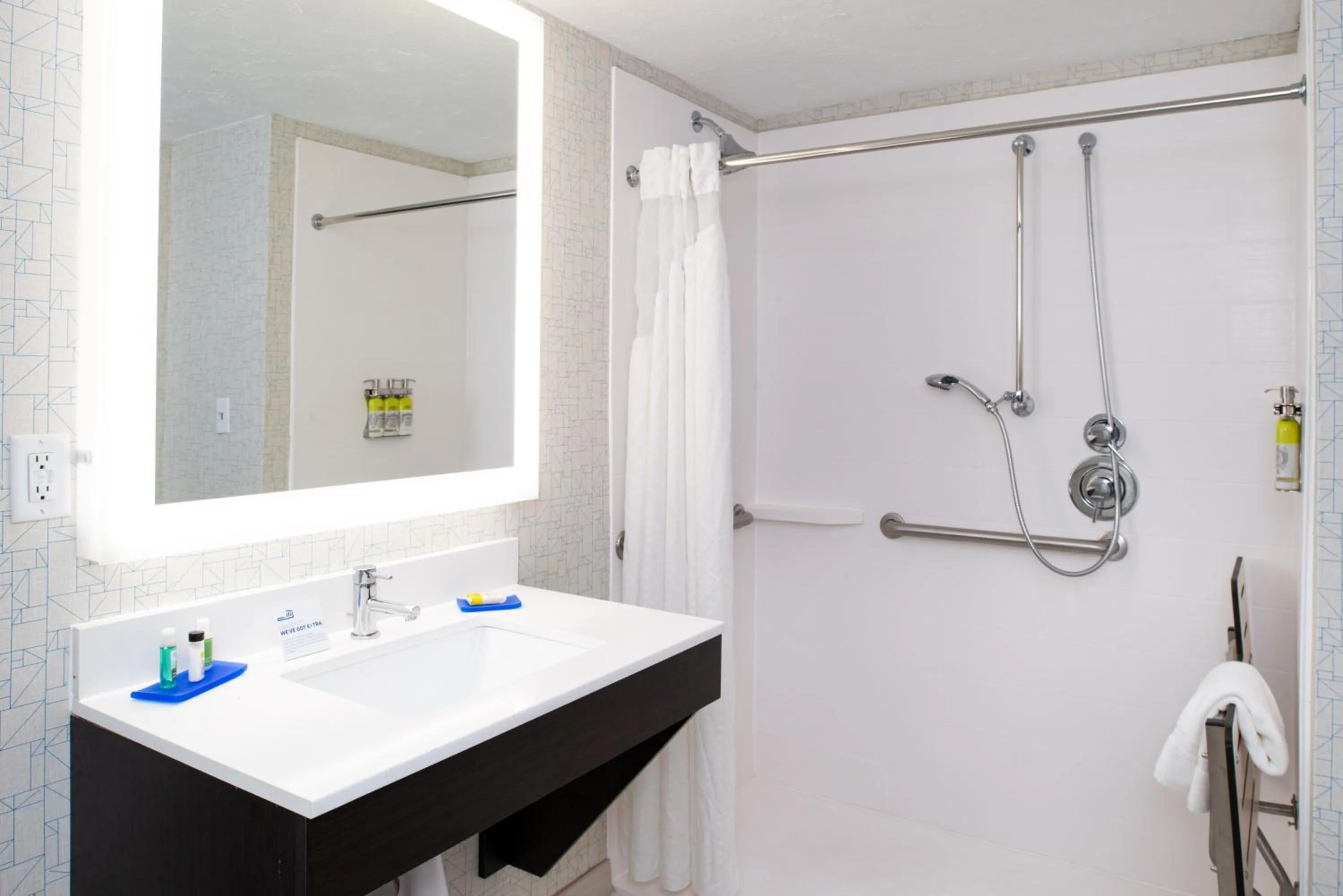 Queen Room - Mobility Accessible in Holiday Inn Express Cincinnati West by IHG