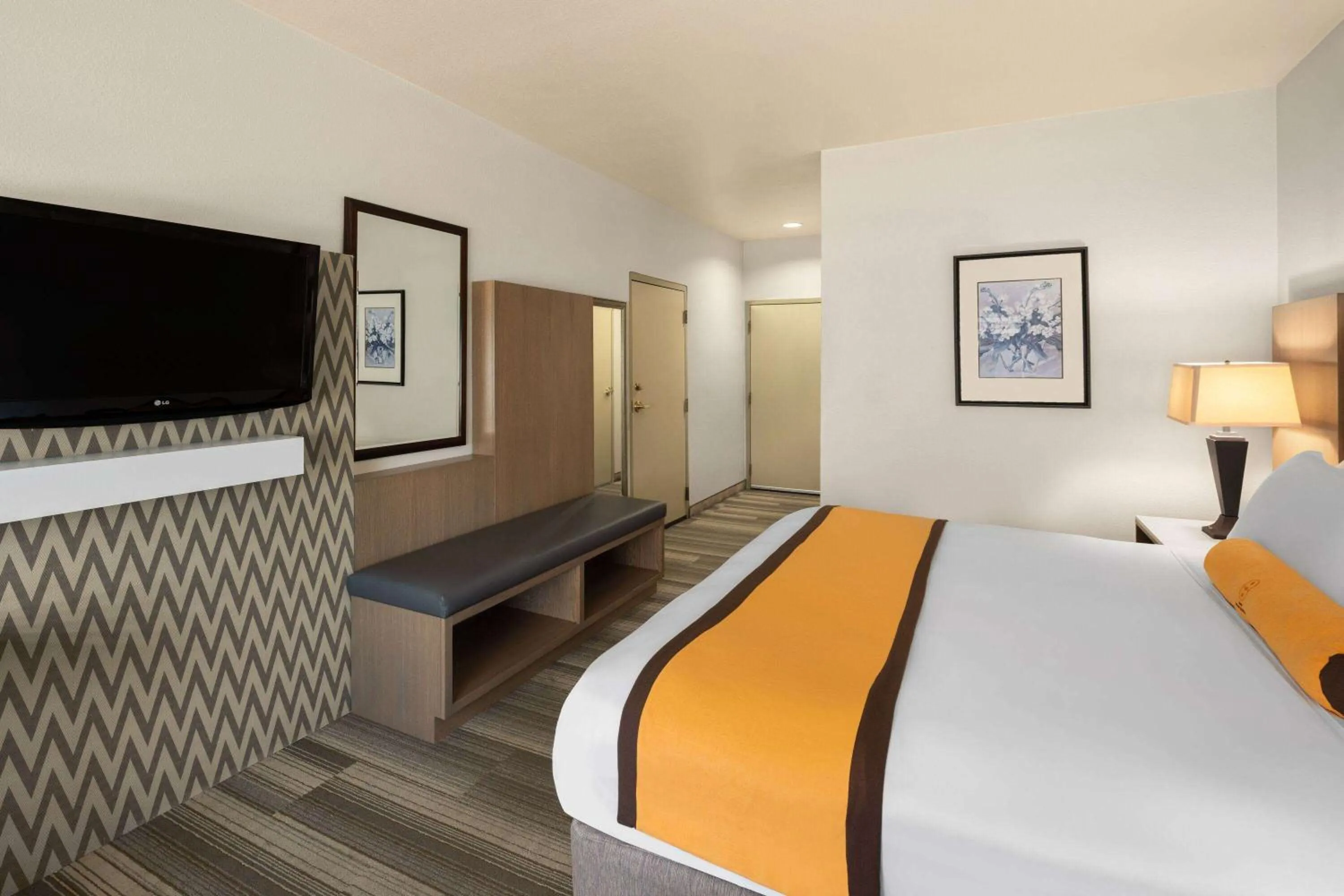 1 King Bed, Deluxe Mobility Accessible Room, Bathtub w/ Grab Bars, Non-Smoking in Hotel Marguerite South Anaheim - Garden Grove, Trademark Collection by Wyndham