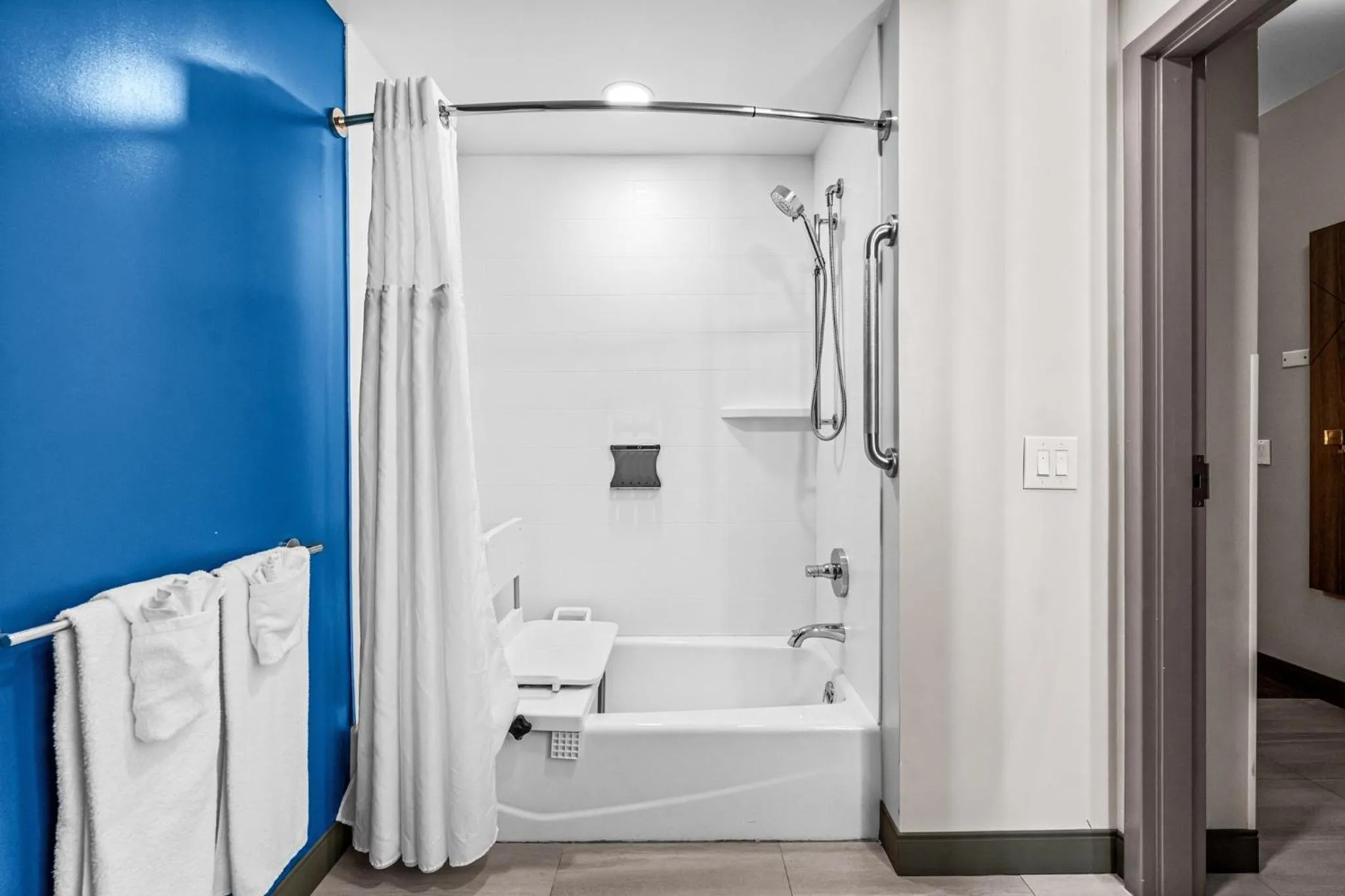 Standard Queen Room with Two Queen Beds and Tub - Mobility/Communications Accessible in Holiday Inn Express & Suites Carneys Point - Pennsville by IHG