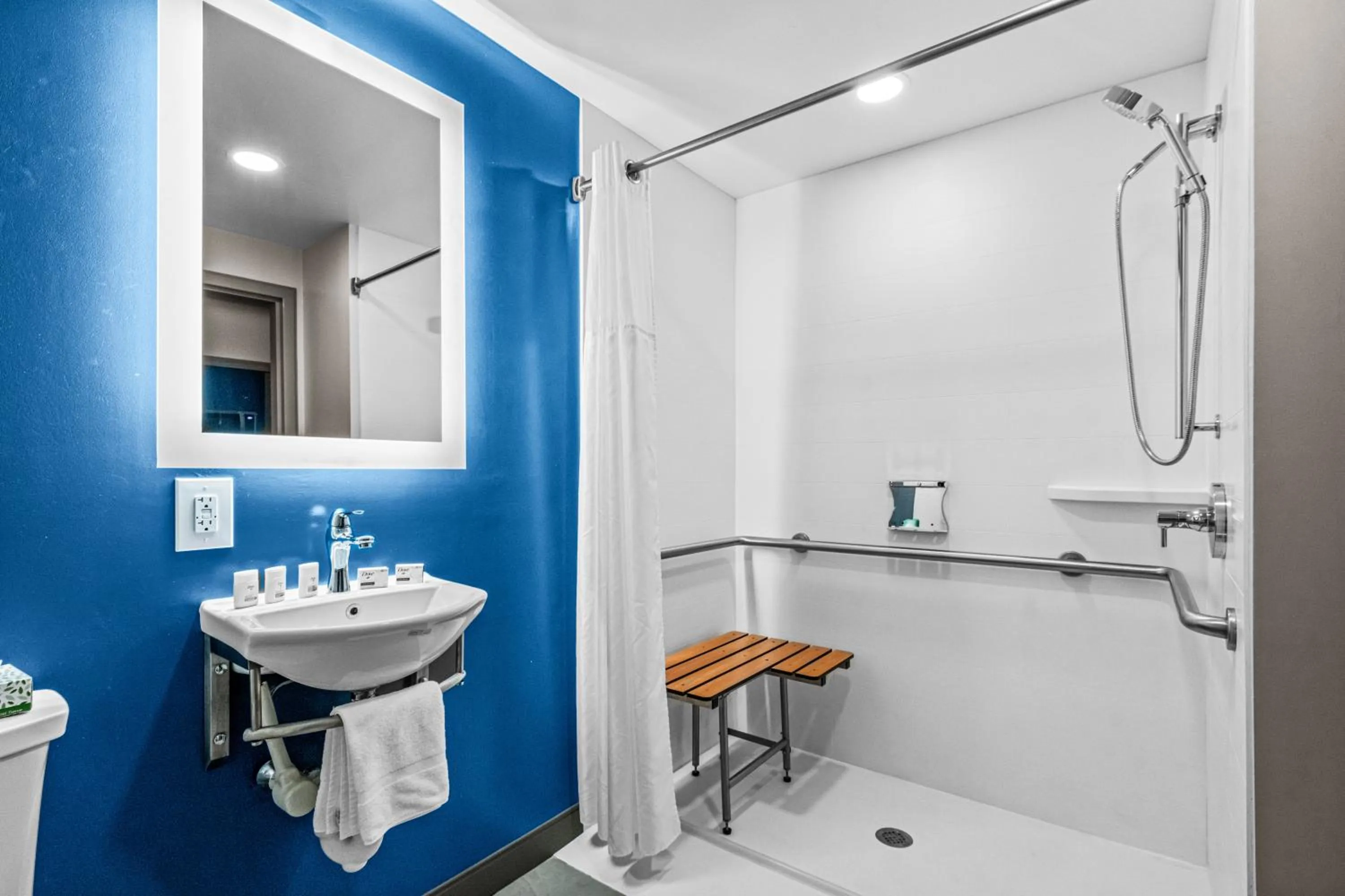 King Room - Mobility Access/Hearing Accessible in Holiday Inn Express & Suites Carneys Point - Pennsville by IHG