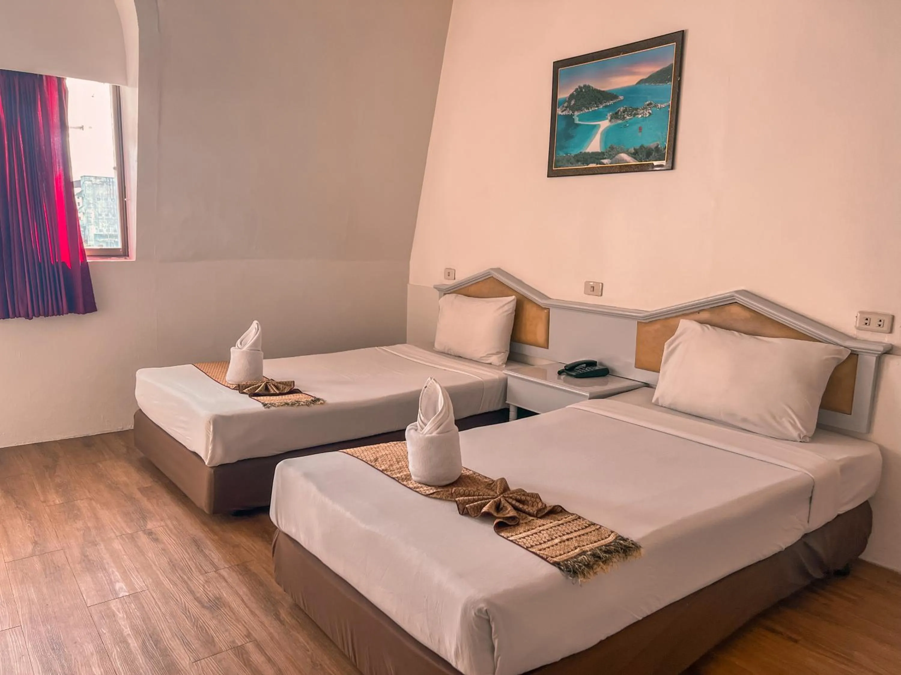 Standard Twin Room in Merlin Grand Hotel