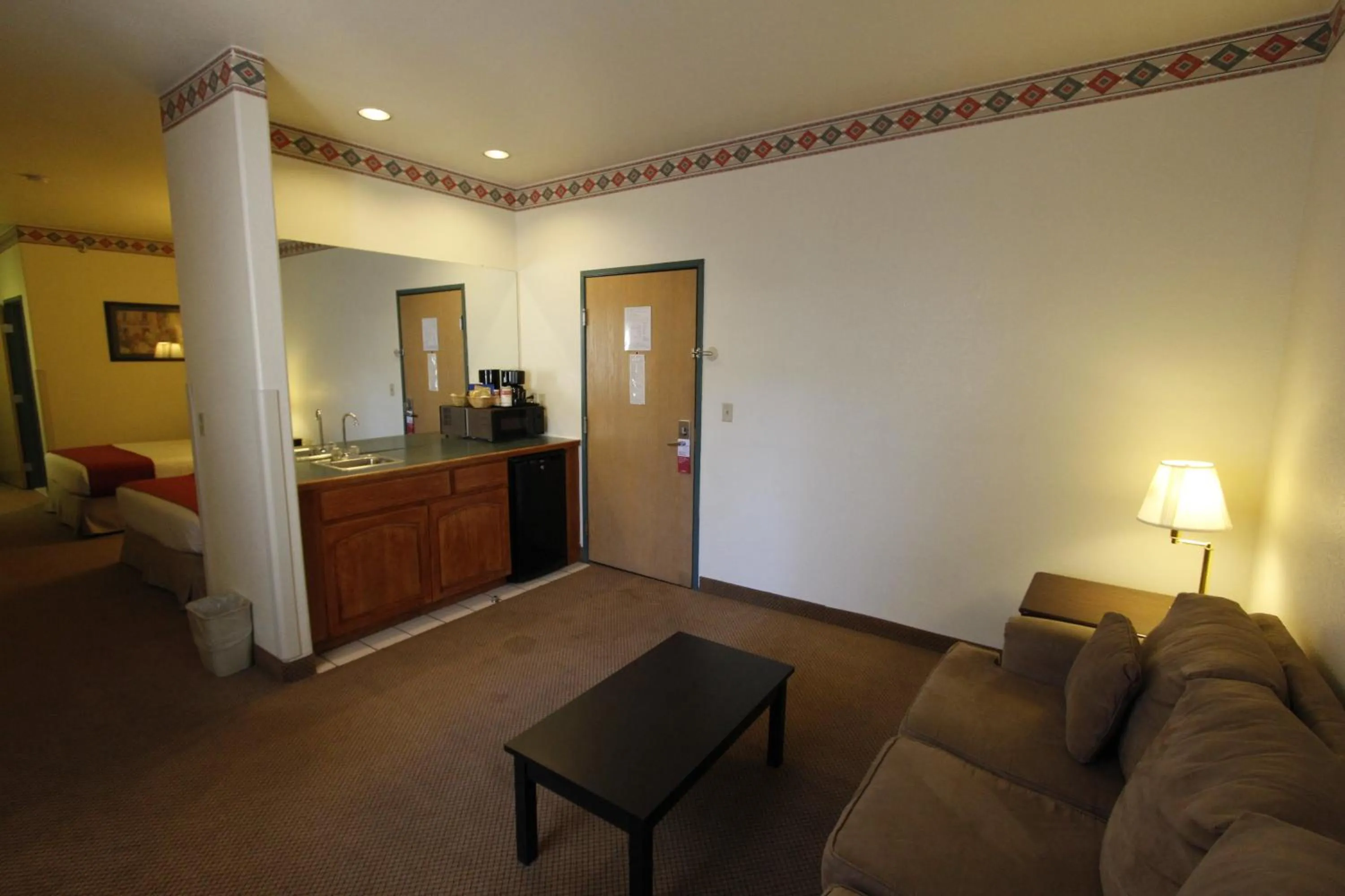Studio Suite with Two Queen Beds - Non-Smoking in Ramada by Wyndham Williams/Grand Canyon Area