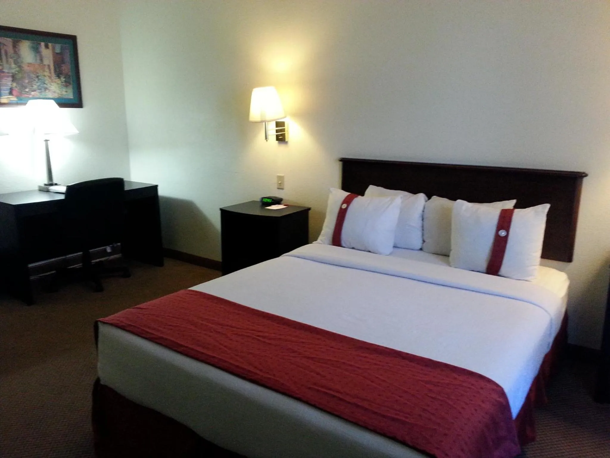 King Room with Bath Tub - Mobility Accessible/Non-Smoking in Ramada by Wyndham Williams/Grand Canyon Area
