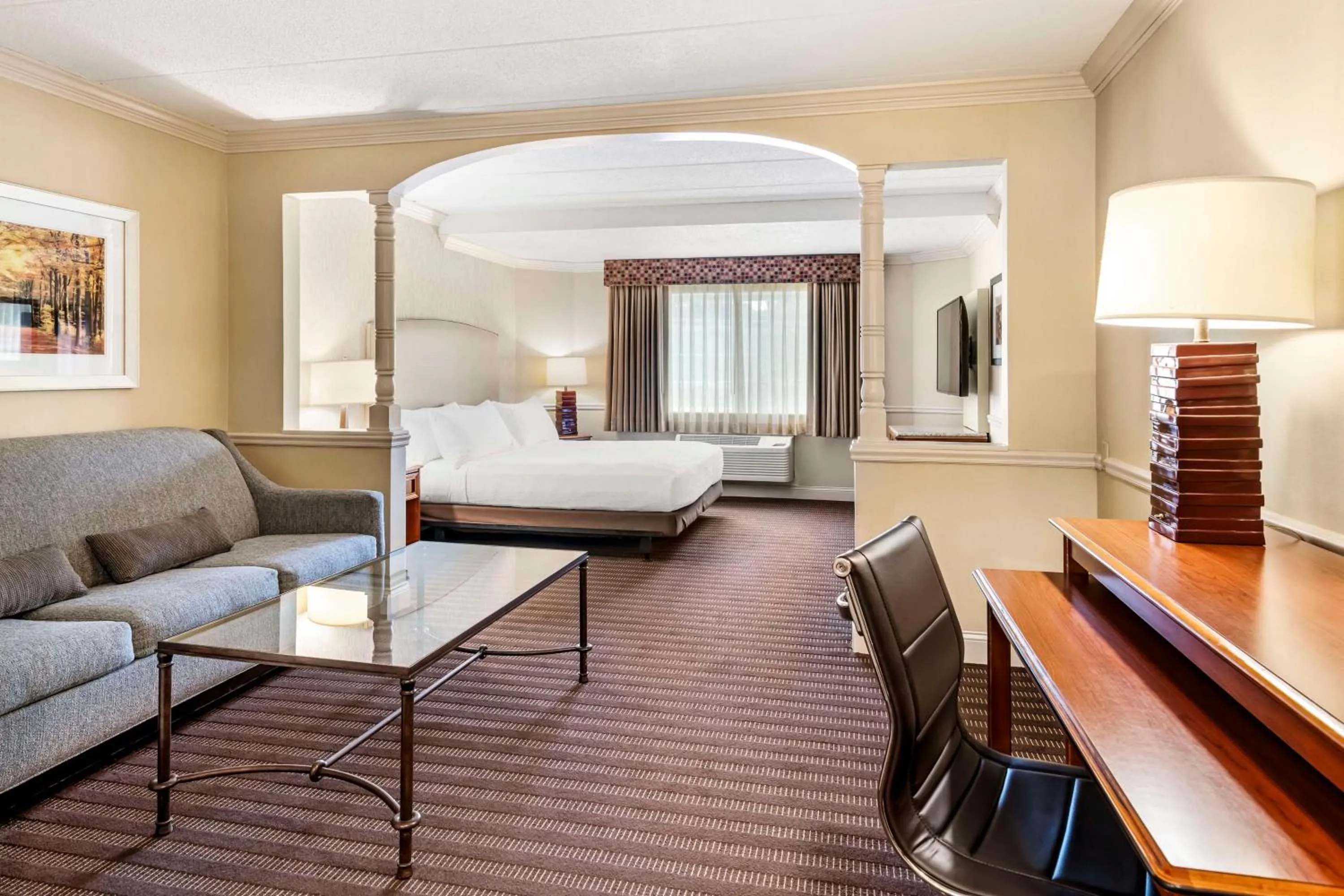 King Suite with Bath Tub and Sofa Bed - Disability Access/Non-Smoking in Best Western Springfield Hotel