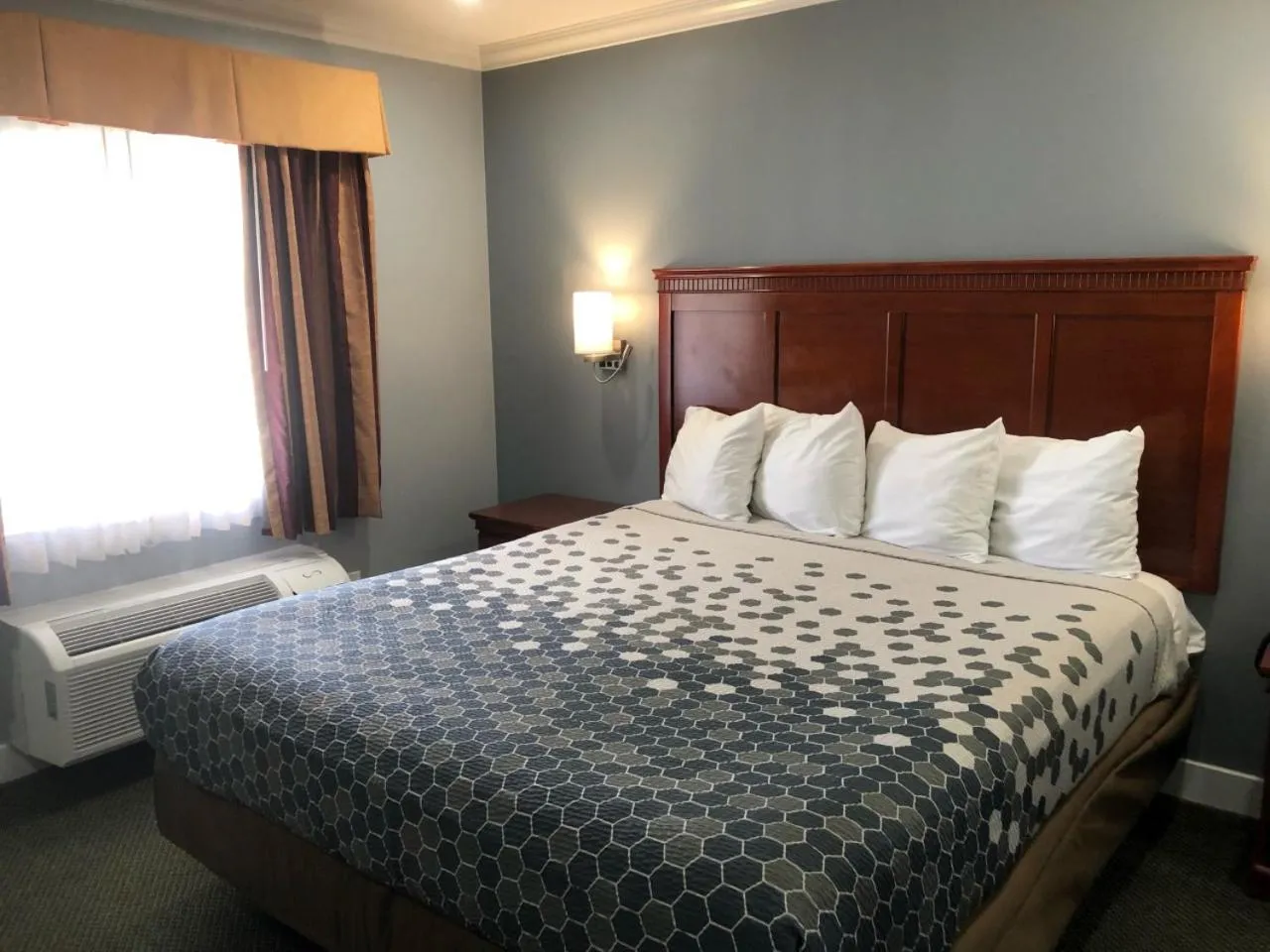 Deluxe King Room - Non-Smoking in Redondo Inn and Suites