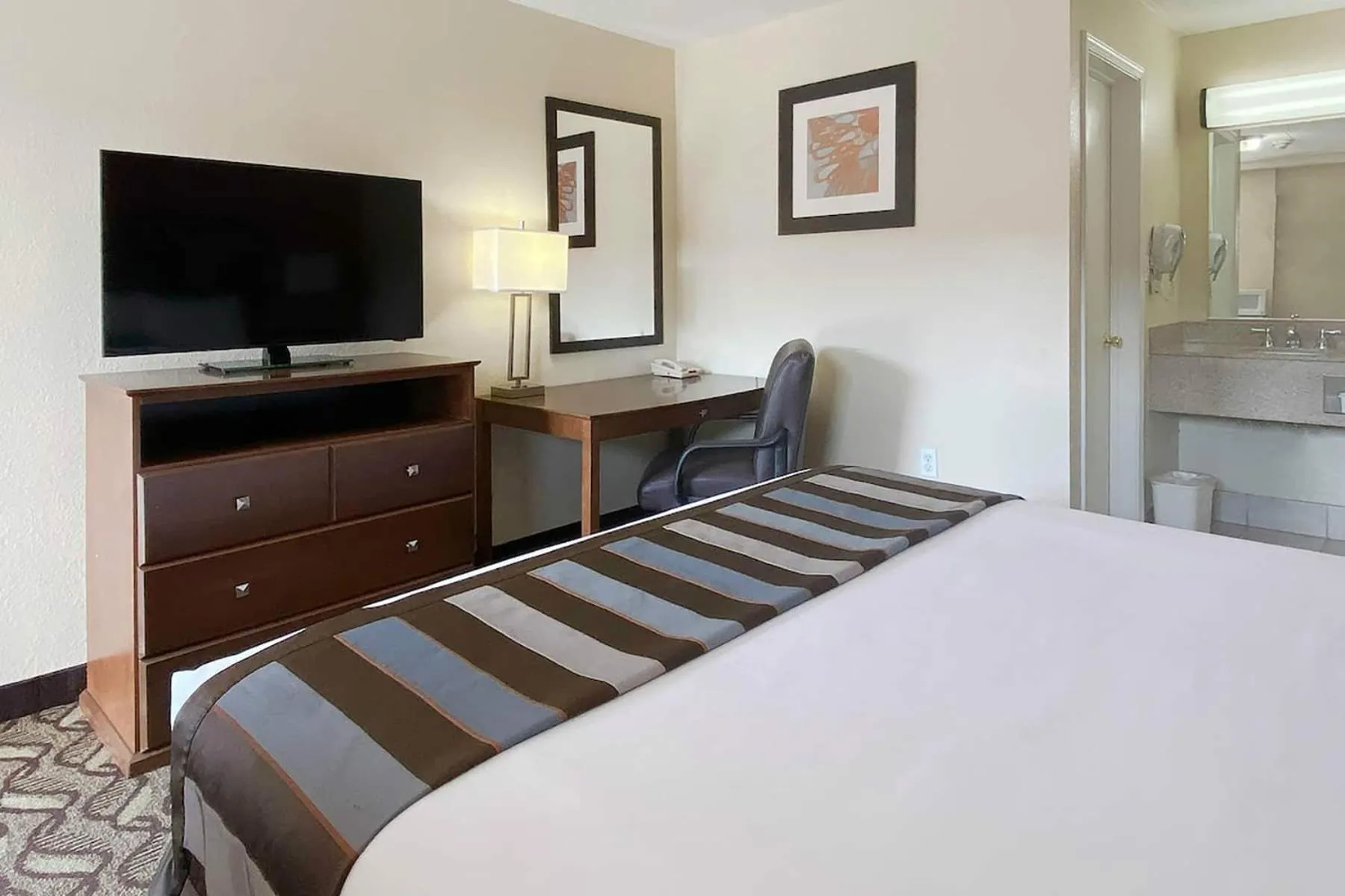 King Room with Mobility/Hearing Access and Roll-In Shower, Non-Smoking in Super 8 by Wyndham Greensburg
