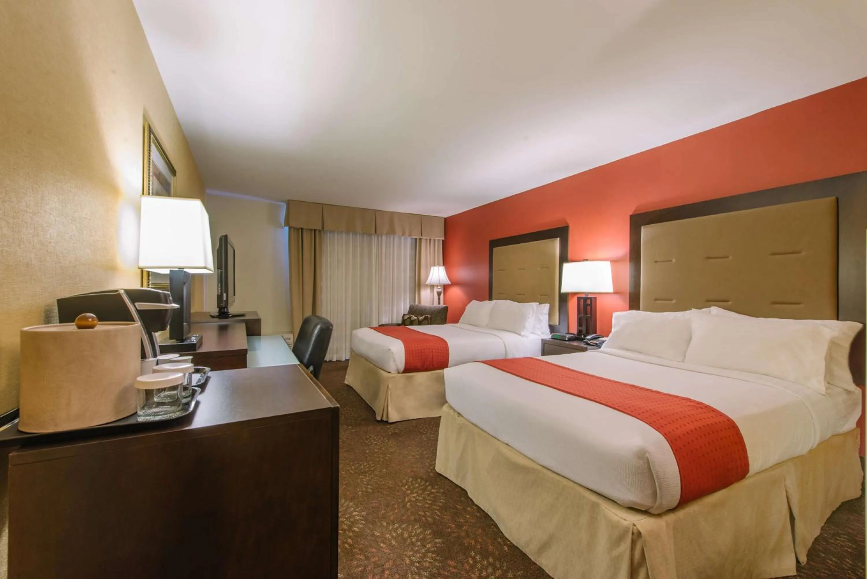 Double Room with Two Double Beds and Bath Tub - Mobility/Hearing Access in Hotel MTK Mount Kisco