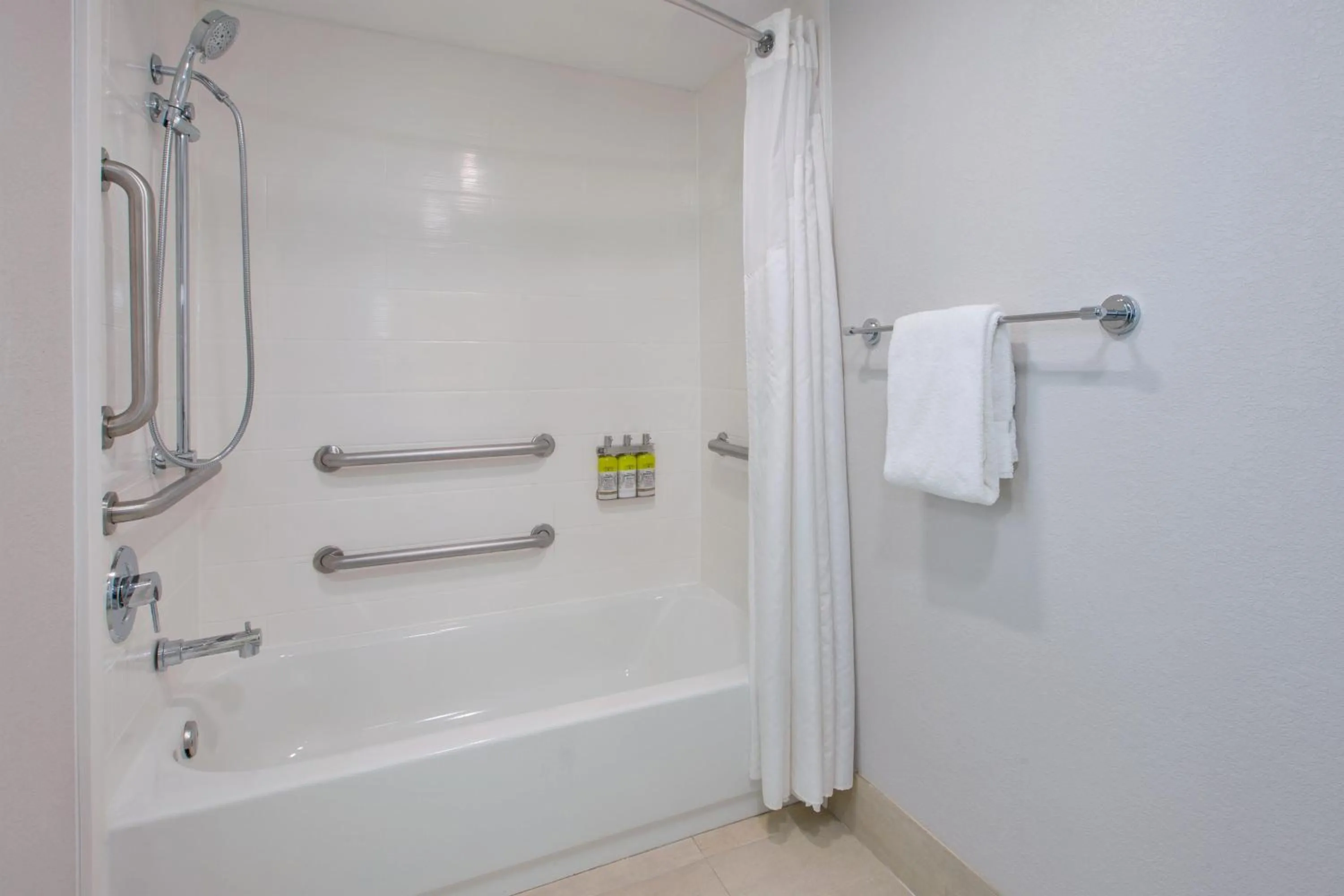 Standard King Room with Mobility Accessible Tub in Holiday Inn Express Fairfax-Arlington Boulevard by IHG