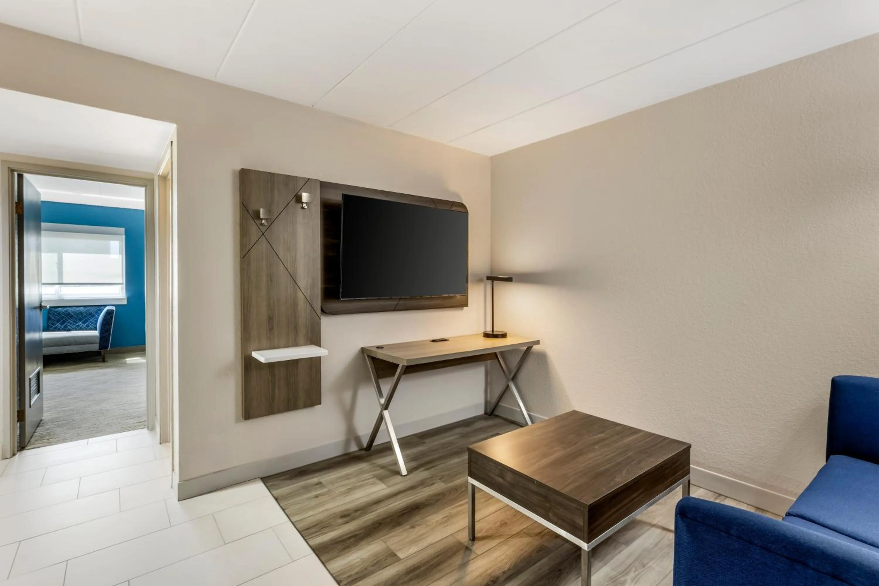 King Suite in Holiday Inn Express Chicago-Downers Grove by IHG