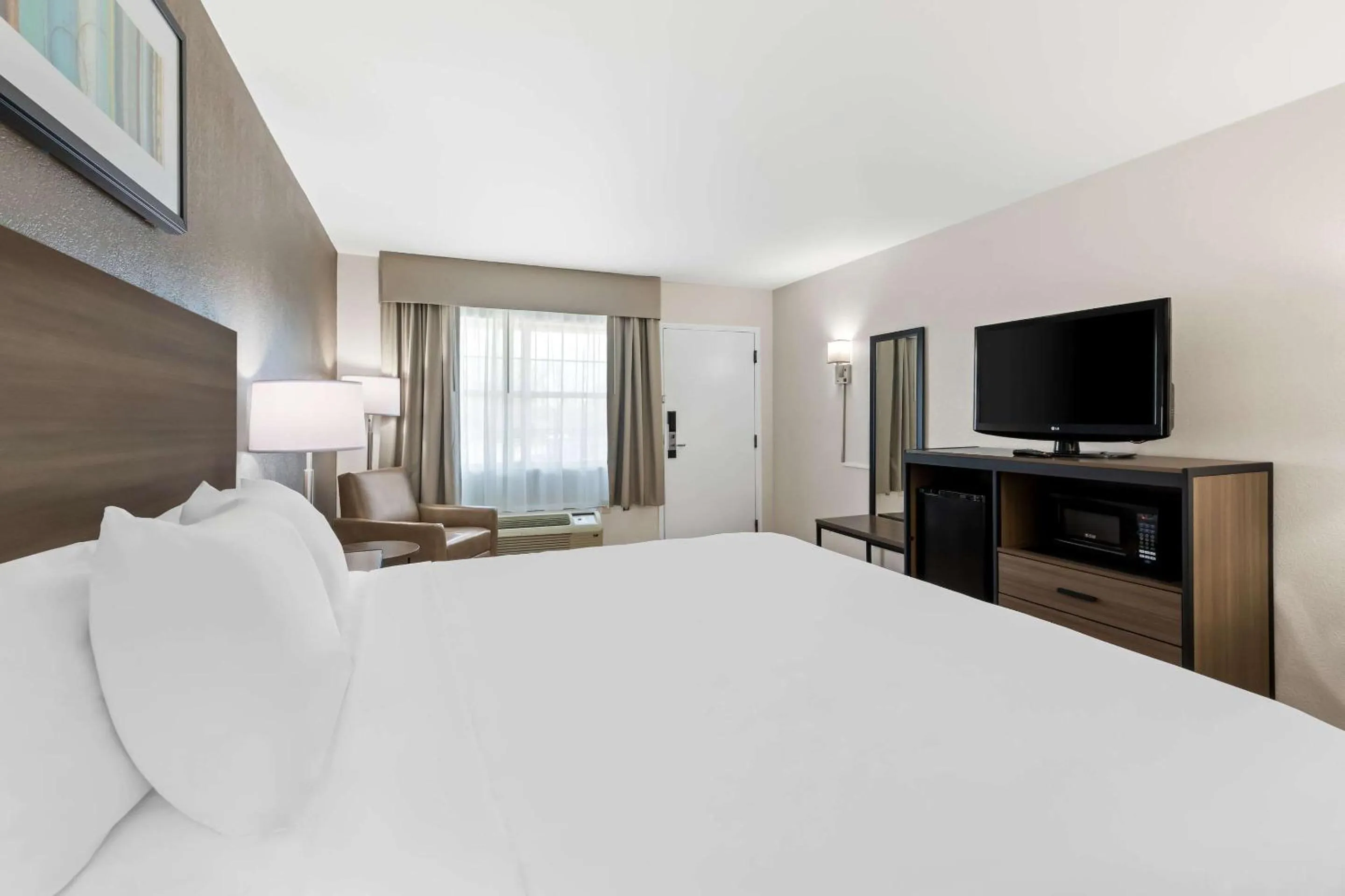 King Room - Non-Smoking in Quality Inn Fayetteville Near Historic Downtown Square