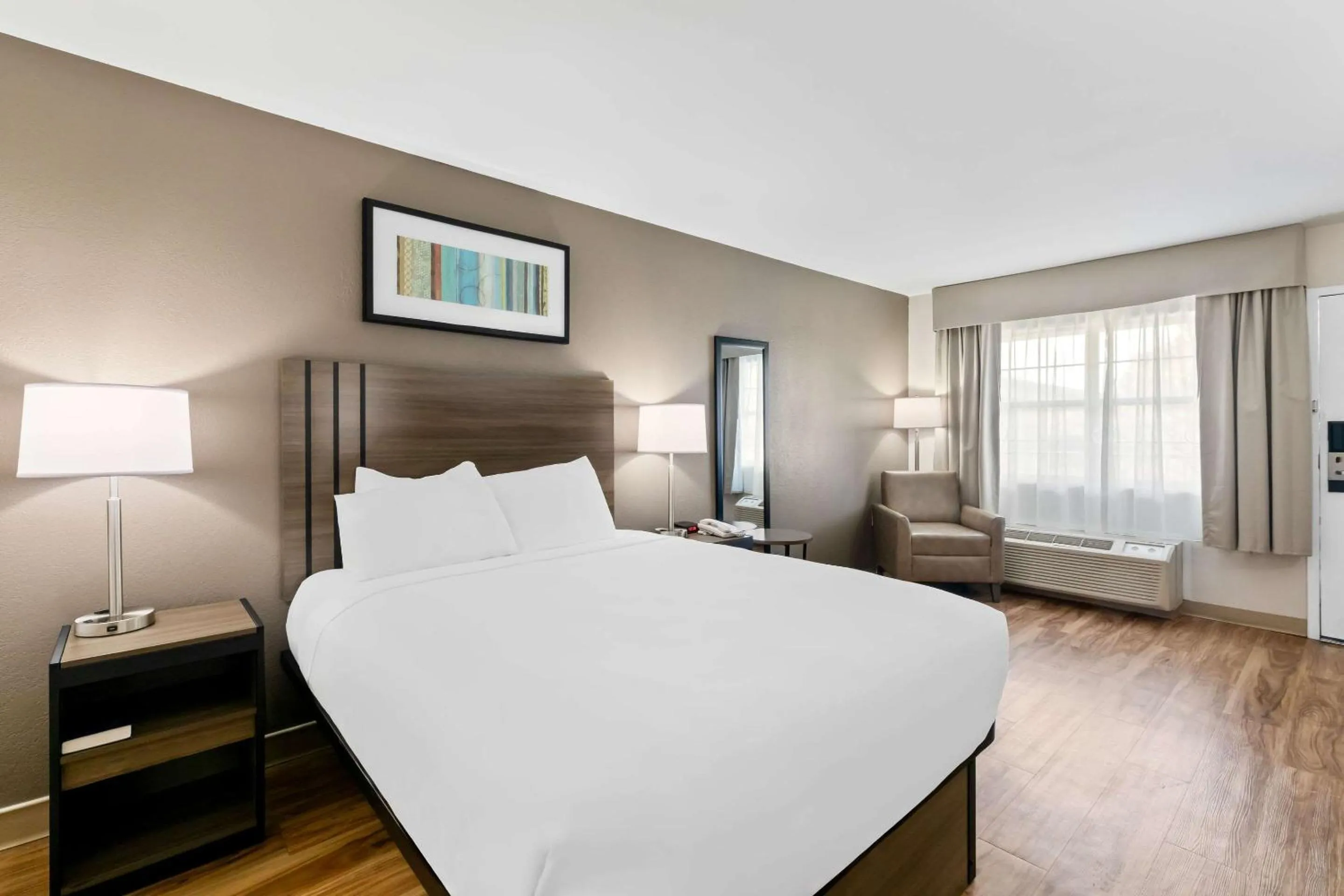 Queen Room - Non-Smoking in Quality Inn Fayetteville Near Historic Downtown Square