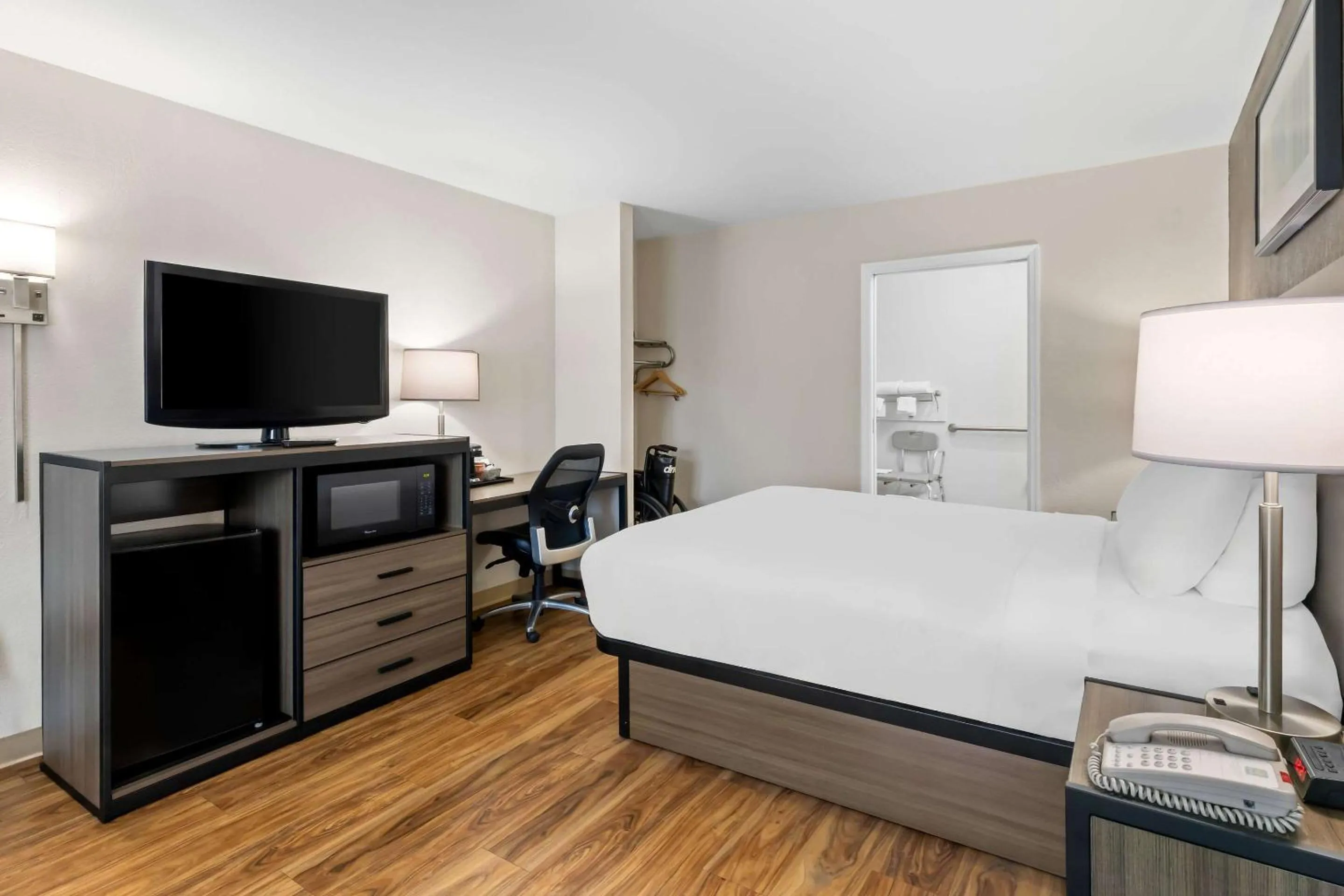 Queen Room - Accessible/Non-Smoking in Quality Inn Fayetteville Near Historic Downtown Square