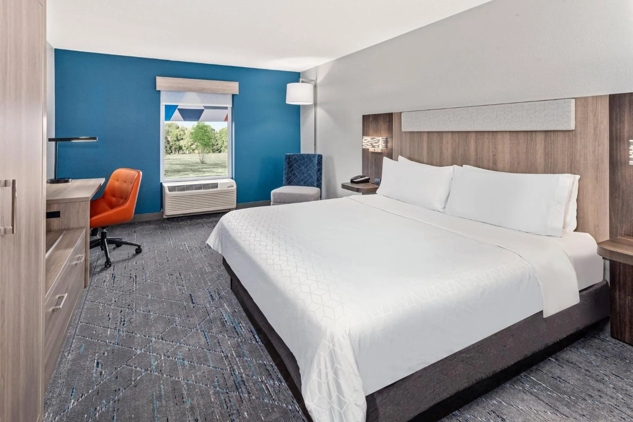 Standard Corner King Room in Holiday Inn Express Hotel & Suites Chicago-Algonquin by IHG
