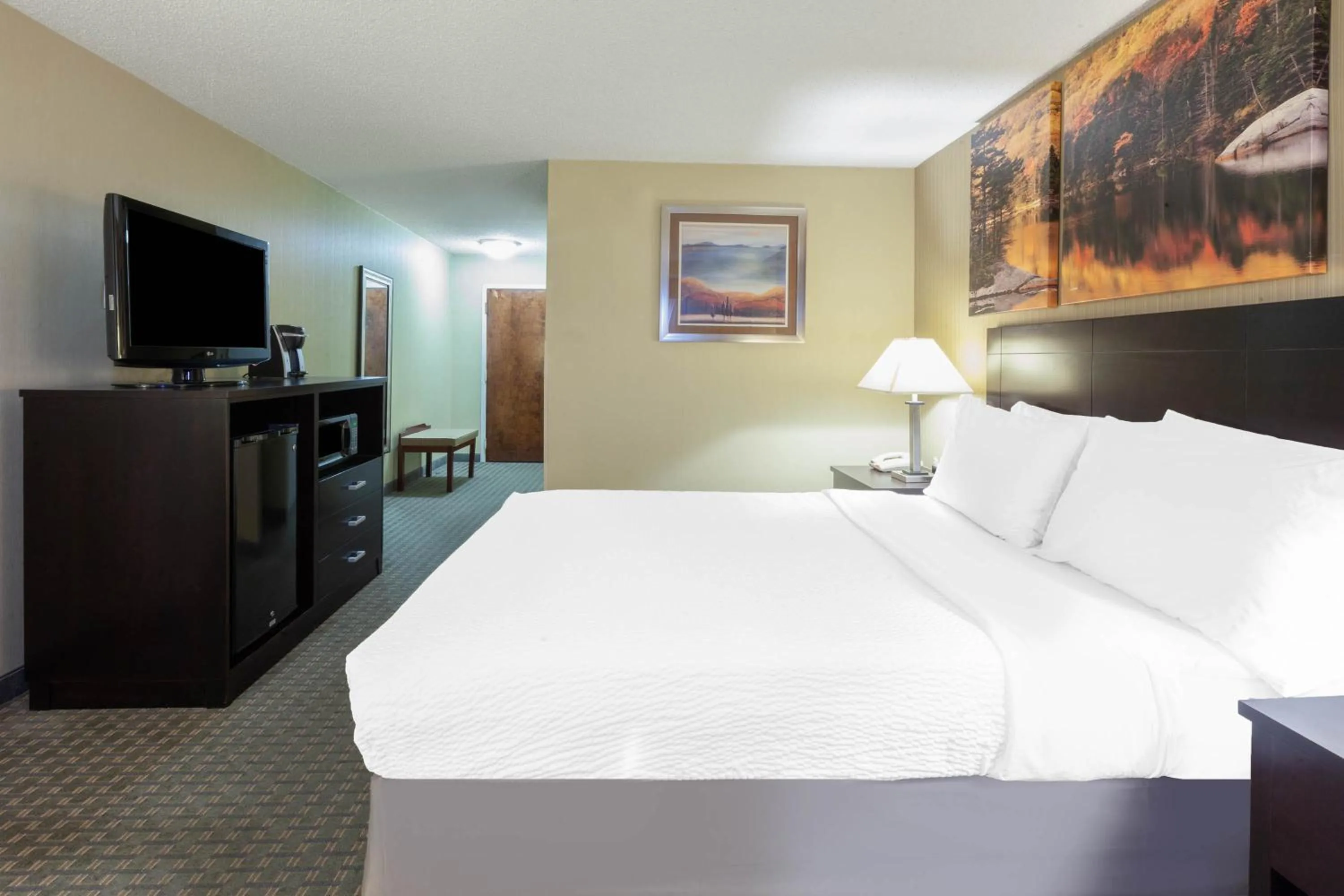 Queen Room - Mobility Access/Non-Smoking in Days Inn by Wyndham Plattsburgh