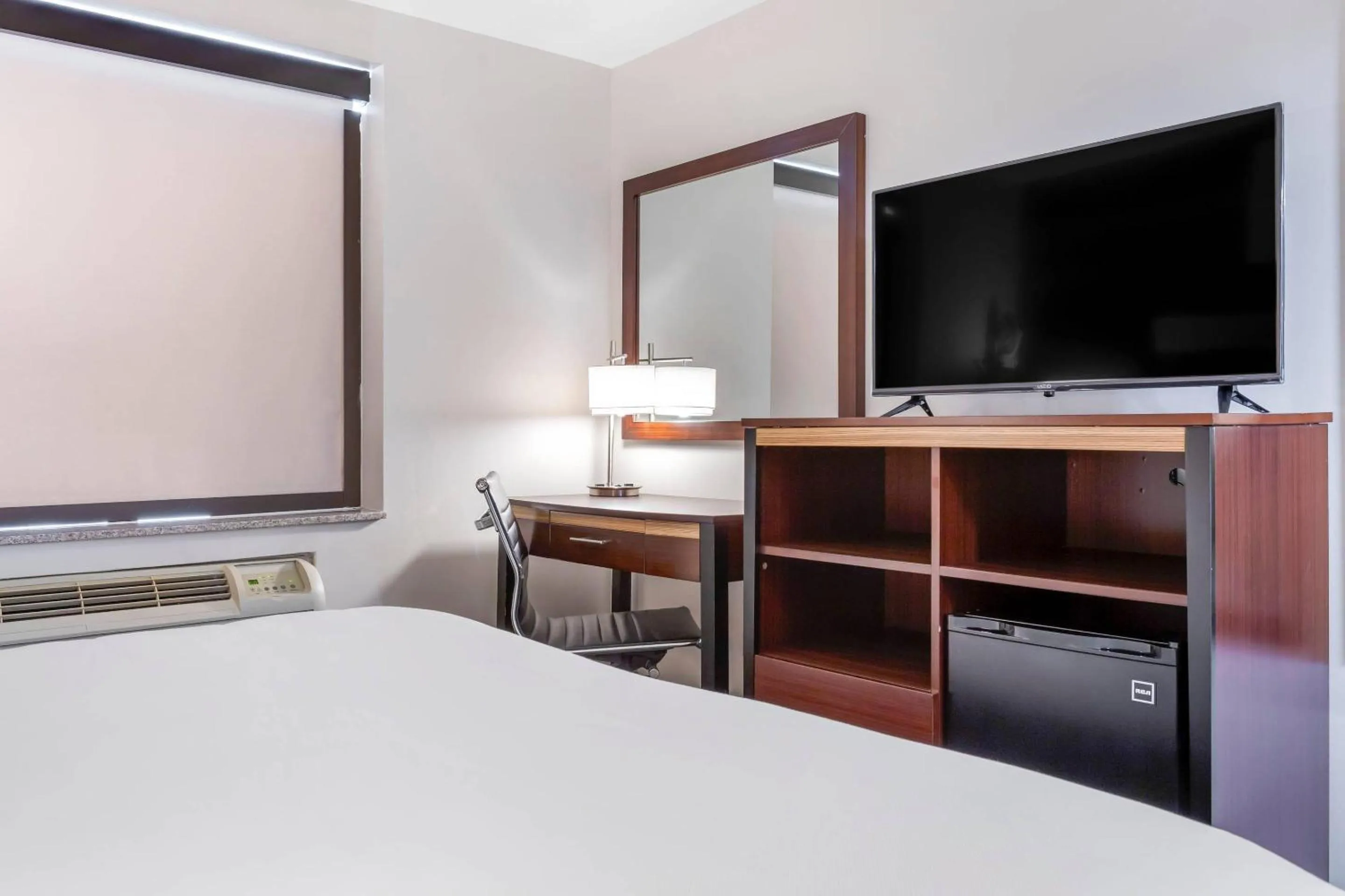 1 King - Accessible/Non-Smoking in Avion Inn Near LGA Airport, an Ascend Collection Hotel