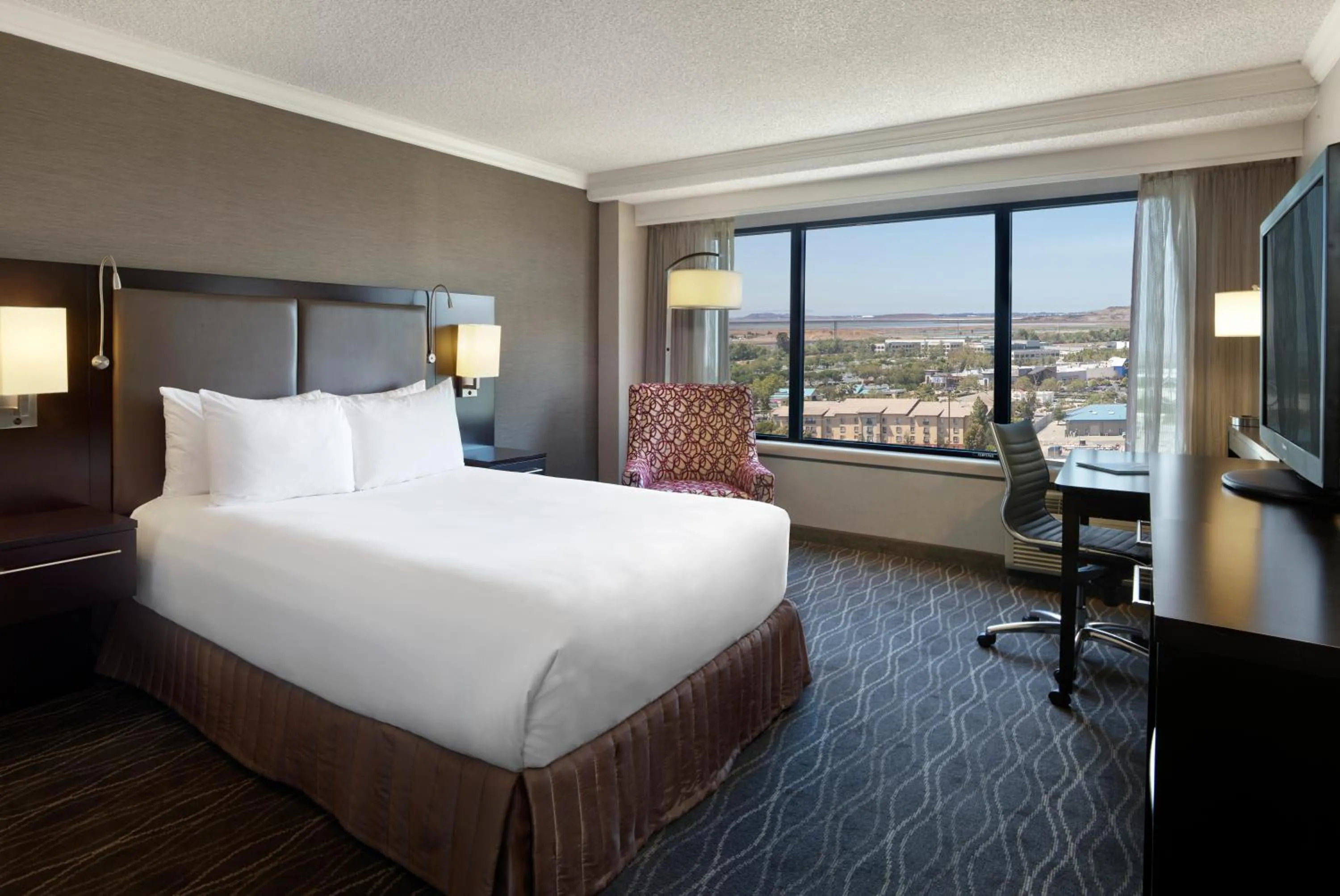 Executive Queen Room with Roll-In Shower - Mobility/Hearing Accessible in Sonesta San Jose - Milpitas