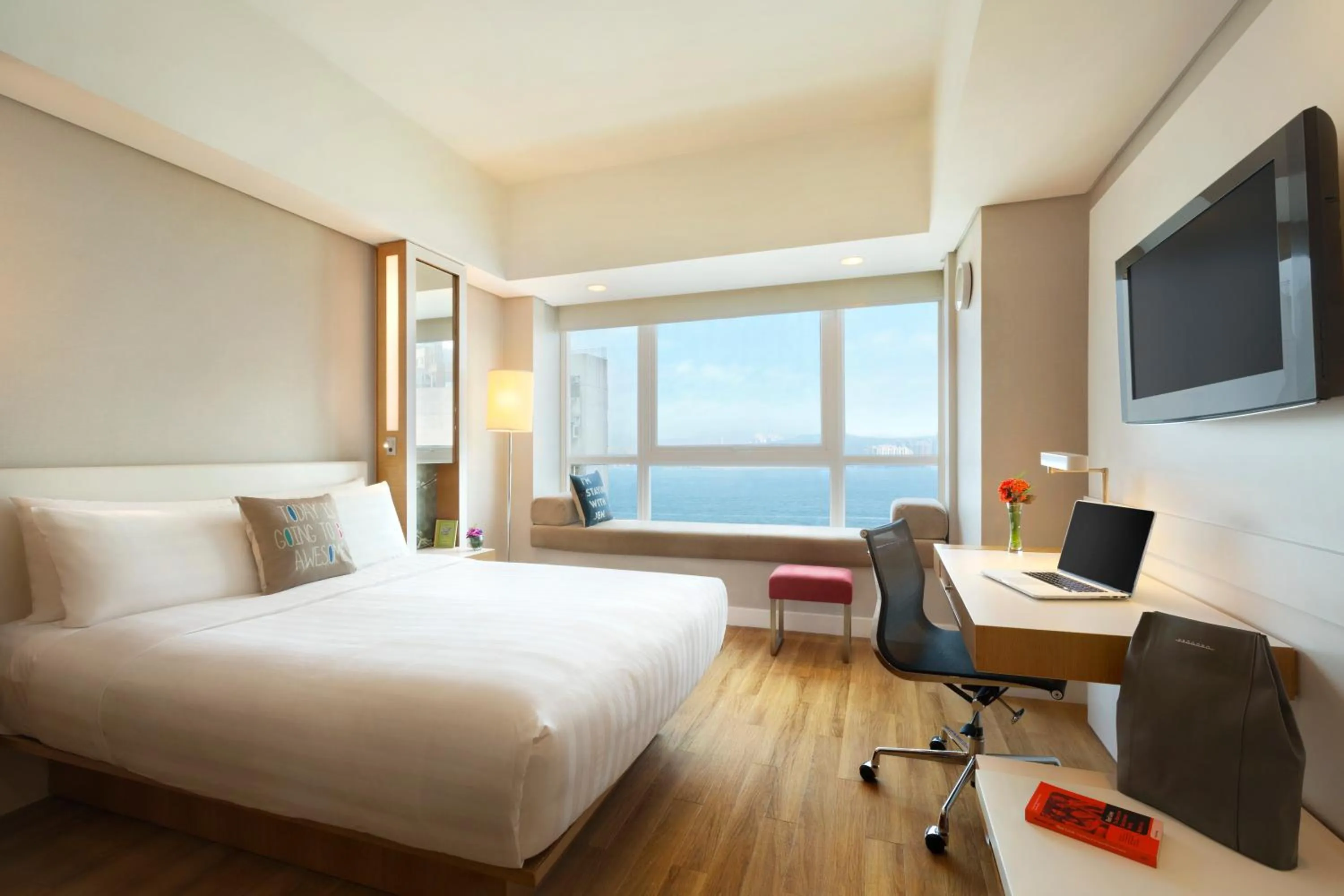 Club Queen Room with Harbor View  in Jen Hong Kong by Shangri-La