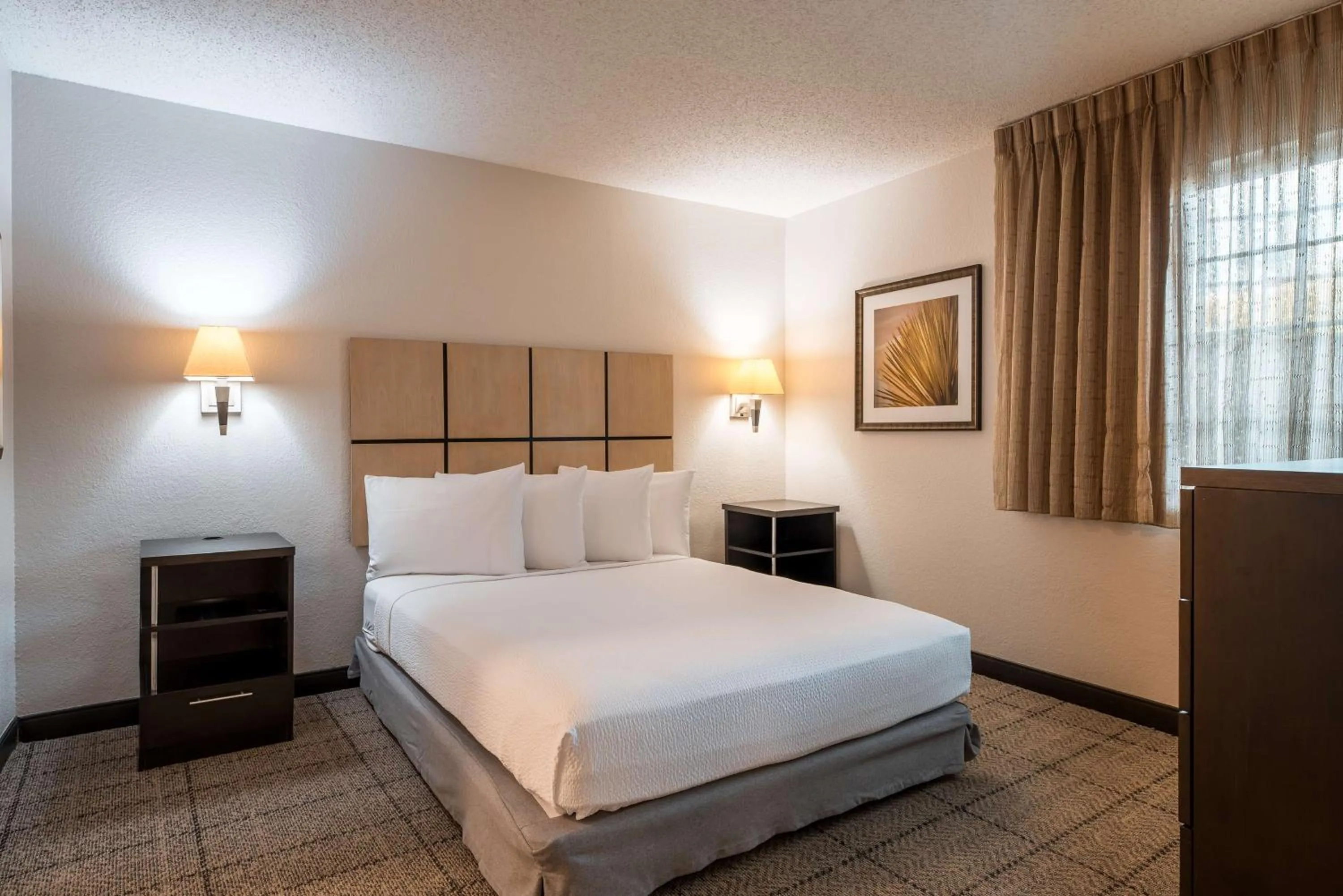 One-Bedroom Queen Suite with Roll-In Shower - Mobility Accessible in Sonesta Simply Suites Fort Worth