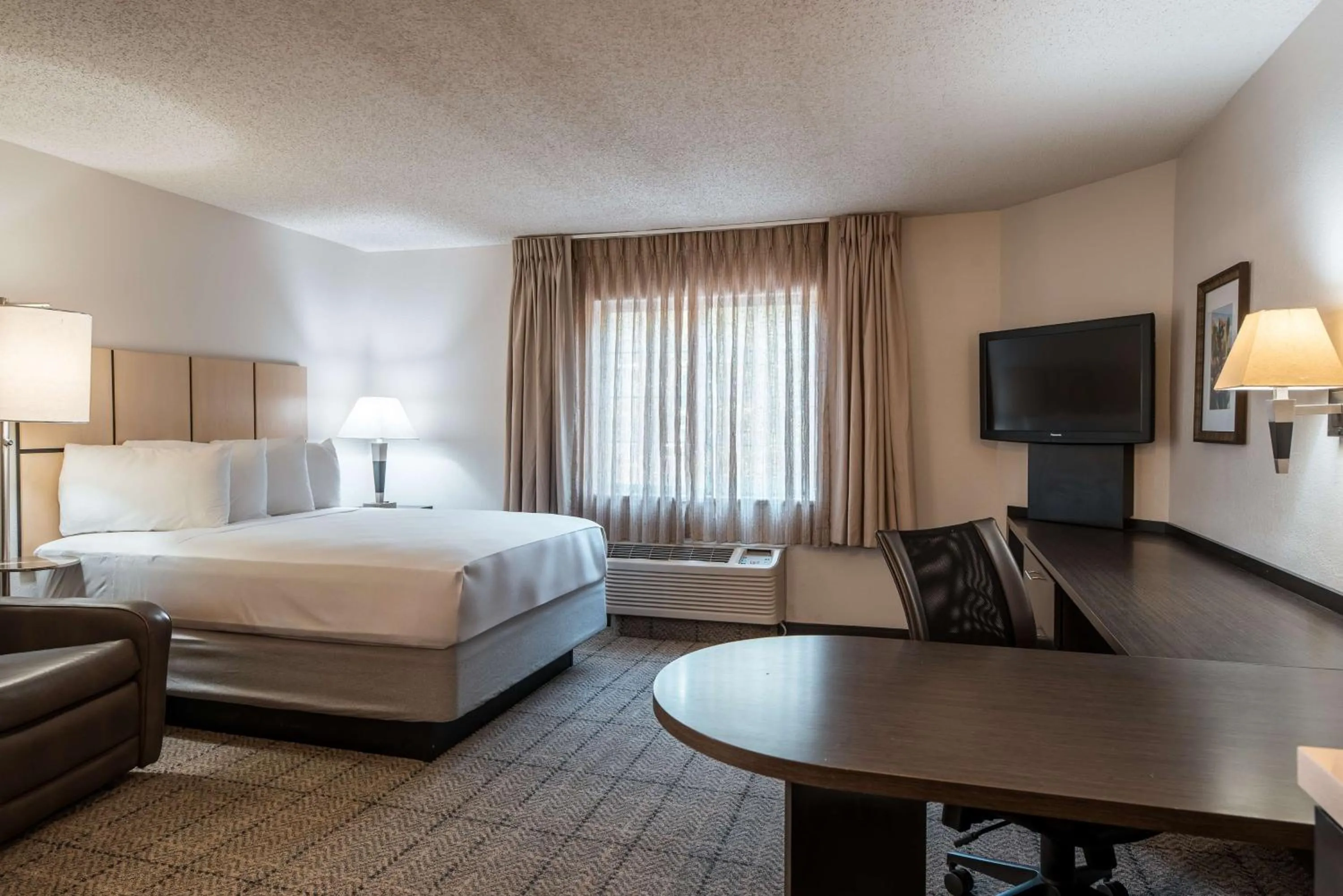 Studio Suite Queen in Sonesta Simply Suites Fort Worth
