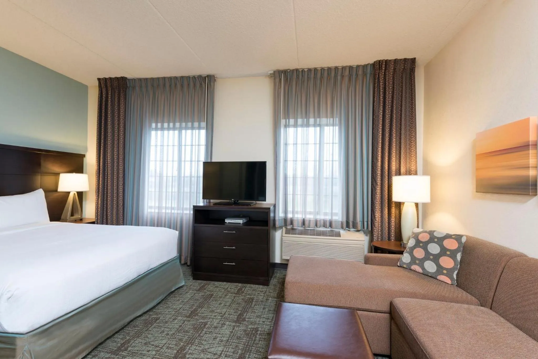 Queen Studio Suite in Staybridge Suites Chicago-Oakbrook Terrace by IHG