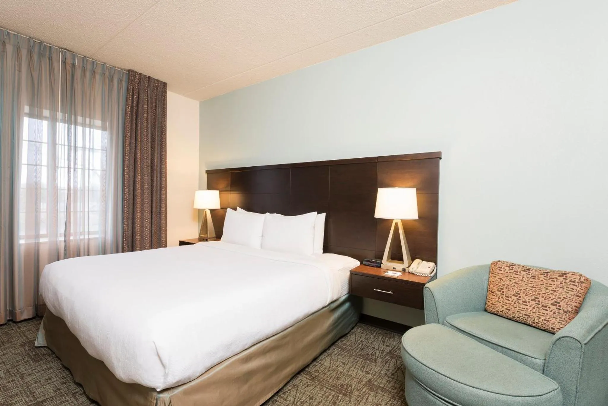 One-Bedroom Queen Suite in Staybridge Suites Chicago-Oakbrook Terrace by IHG