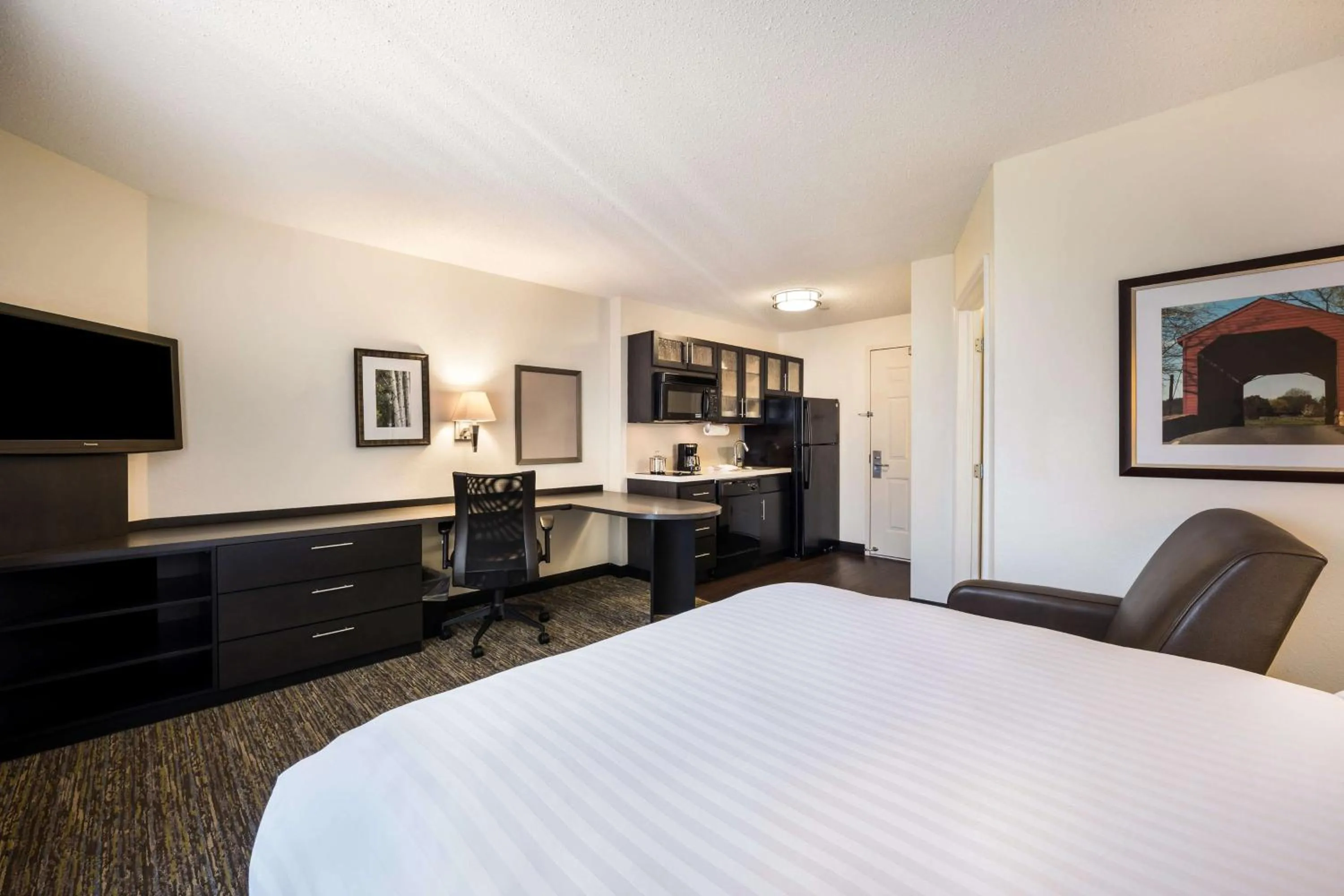 Queen Studio Suite in Sonesta Simply Suites Chicago Libertyville