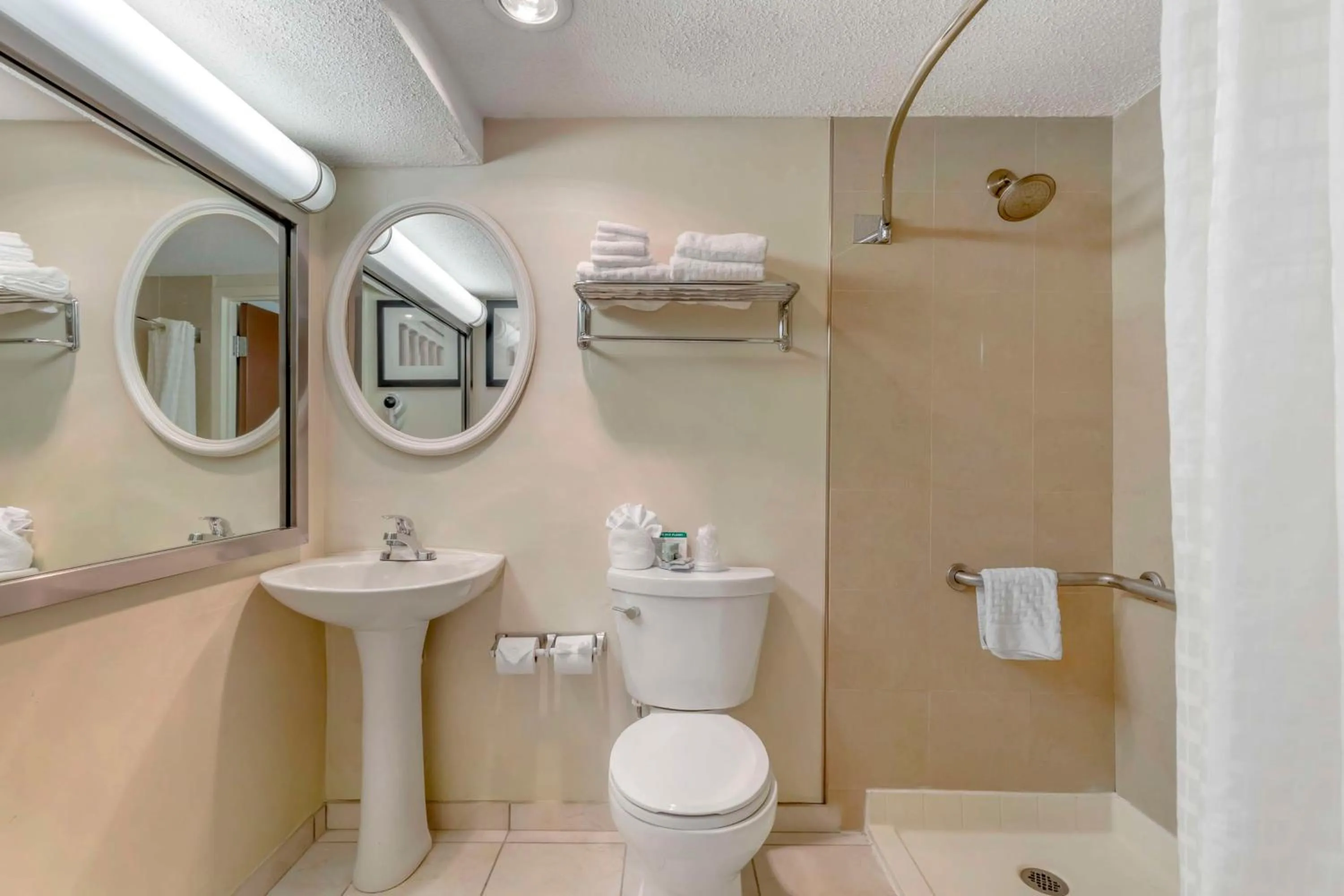 Double Room with Two Double Beds and Roll-in Shower - Mobility Access in Best Western Capital Beltway Washington DC