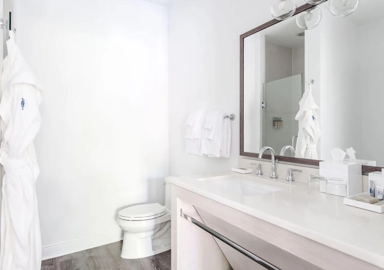 One-Bedroom Queen Suite Garden View - Disability Access in Parrot Key Hotel & Villas