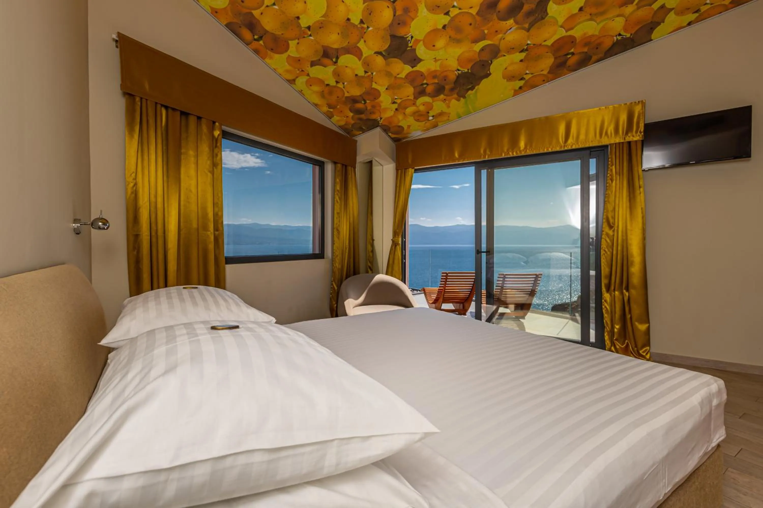 Deluxe Double Room with terrace and jacuzzi  in Hotel Vinotel Gospoja