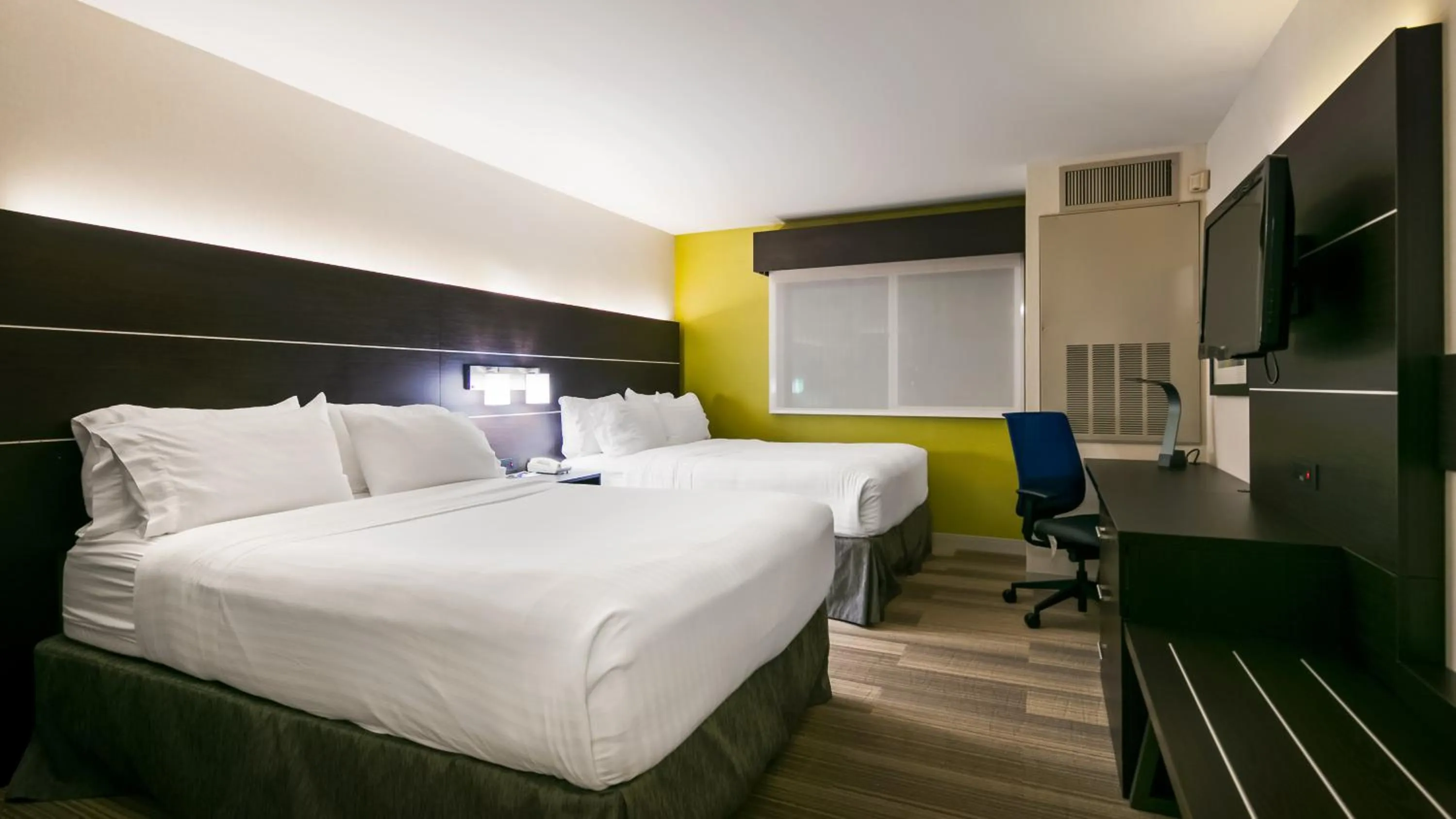 Standard Queen Room with Two Queen Beds - Communications and Mobility Accessible in Holiday Inn Express Hotel & Suites Everett by IHG