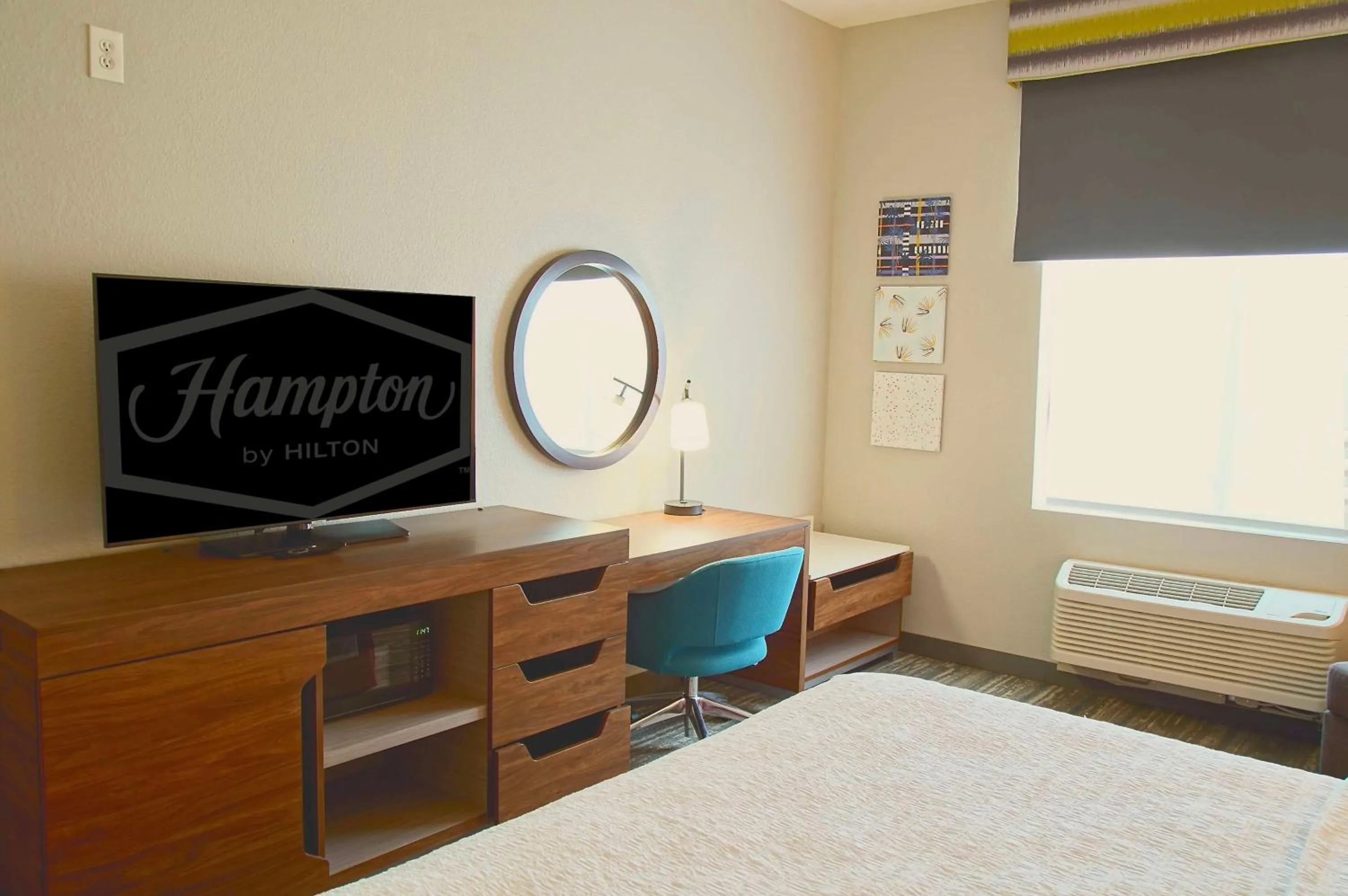 King Room with Tub - Mobility Access in Hampton Inn & Suites Cathedral City