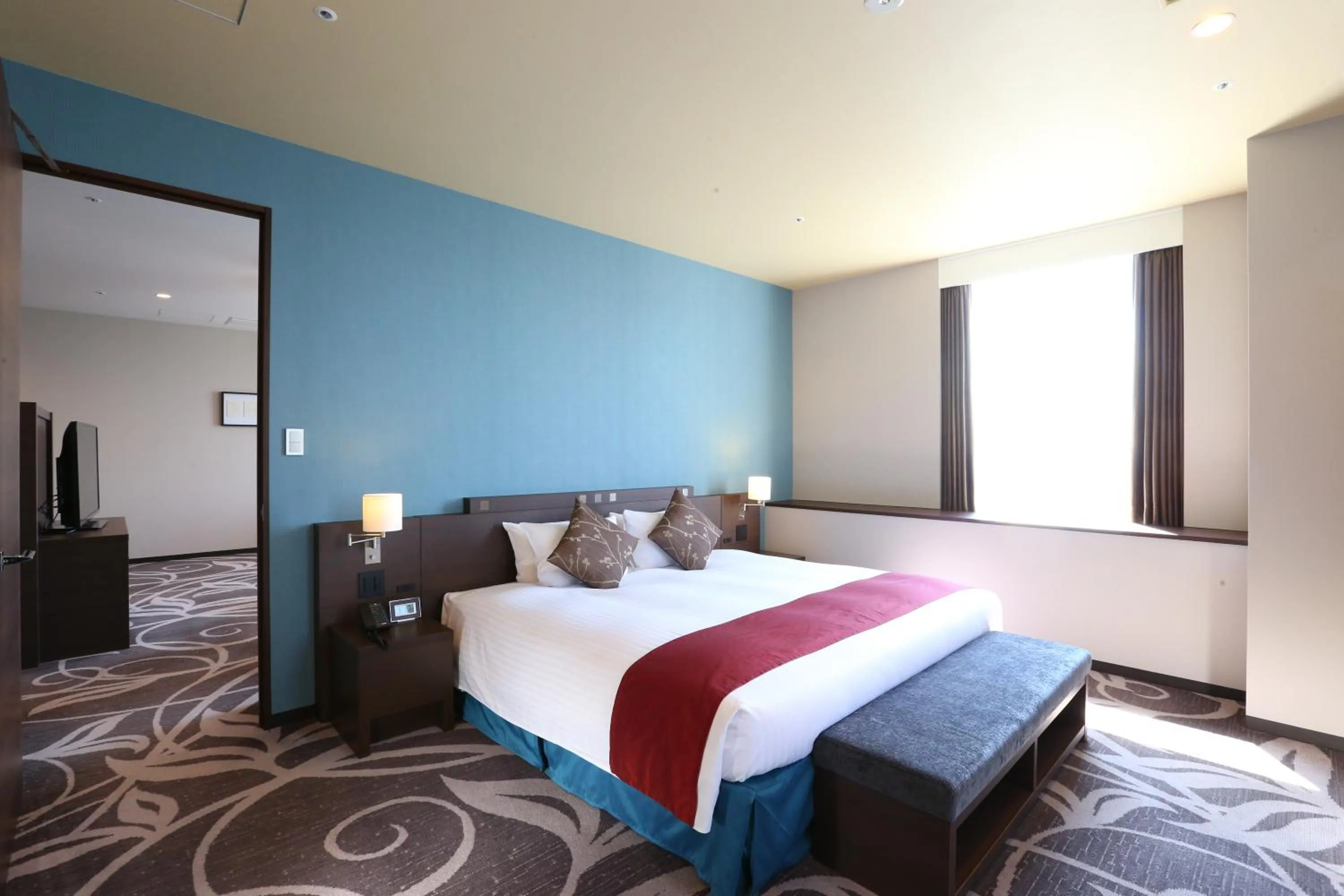 Corner Suite with King Bed in Hotel La Raison Osaka