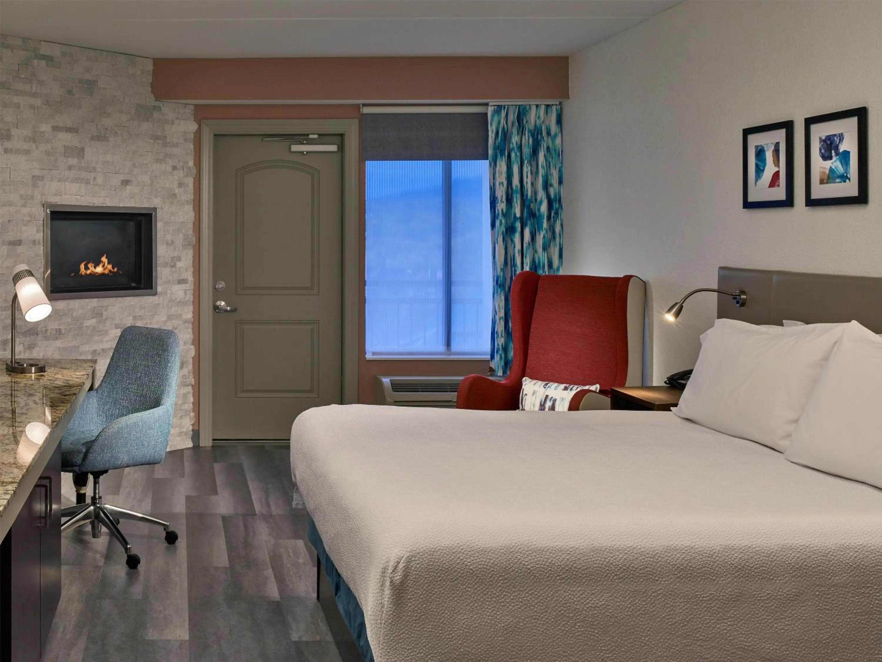 Deluxe King Room with Fireplace and balcony in Hilton Garden Inn Pigeon Forge