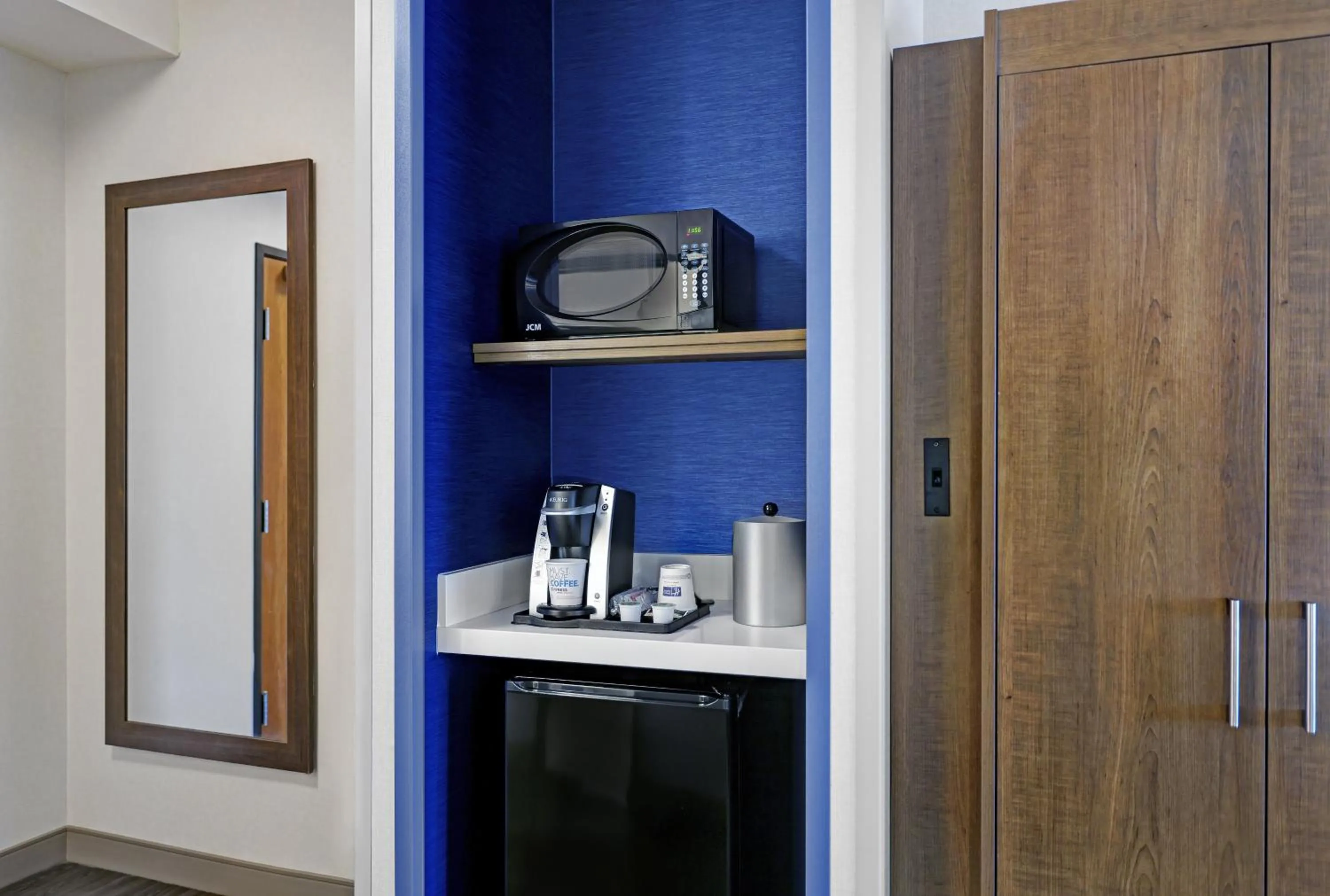 Standard King Room with Accessible Tub - Mobility Access in Holiday Inn Express Newport by IHG