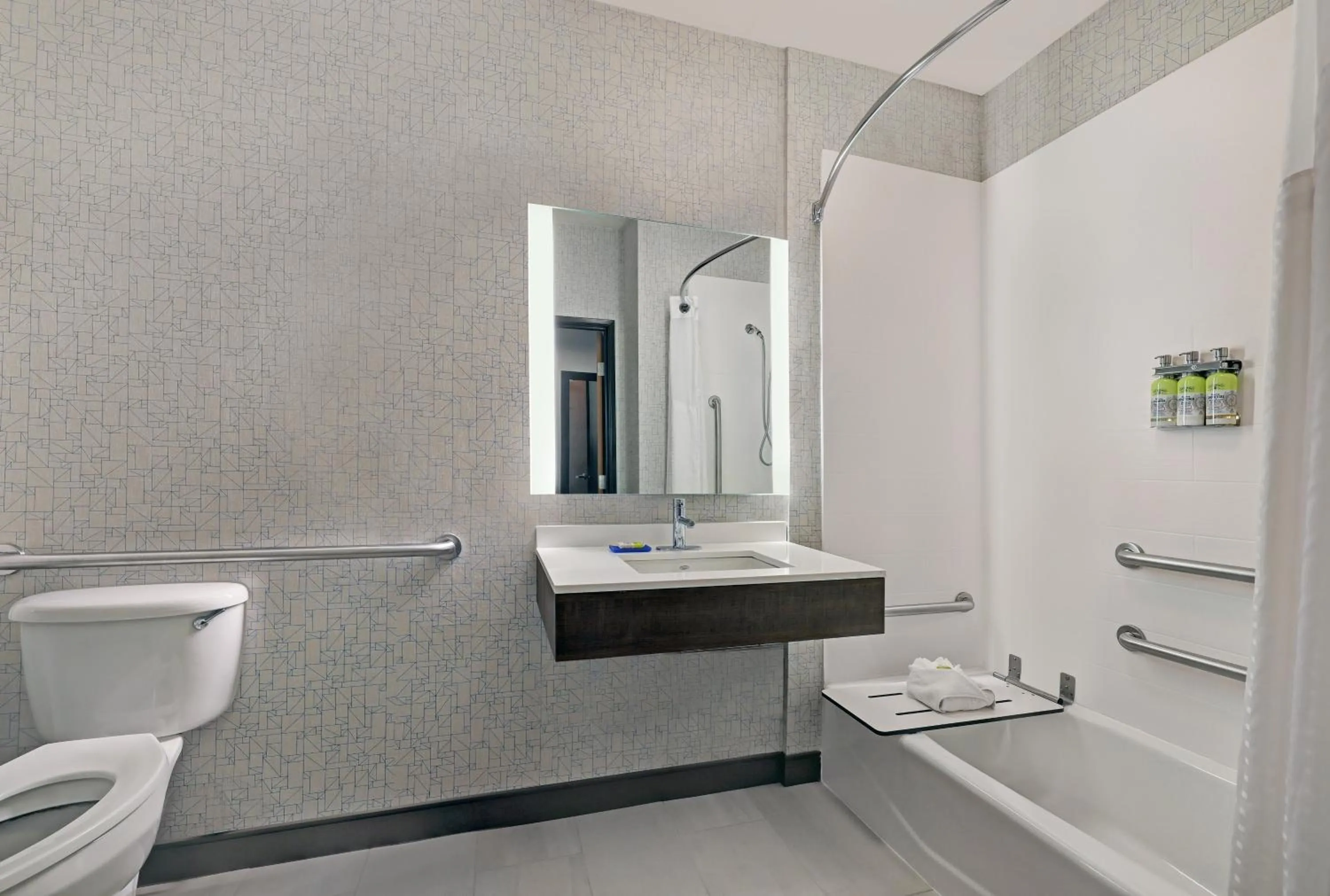 Standard Queen Room with Two Queen Beds and Mobility Accessible Tub in Holiday Inn Express Newport by IHG