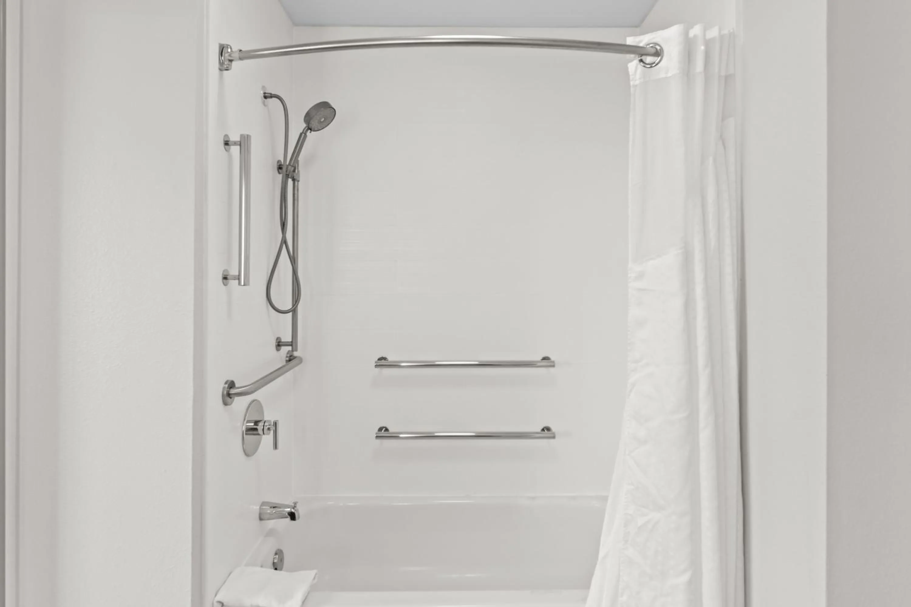 Standard King Room with Accessible Tub - Mobility Access in Holiday Inn Express & Suites Austin SW - Sunset Valley by IHG