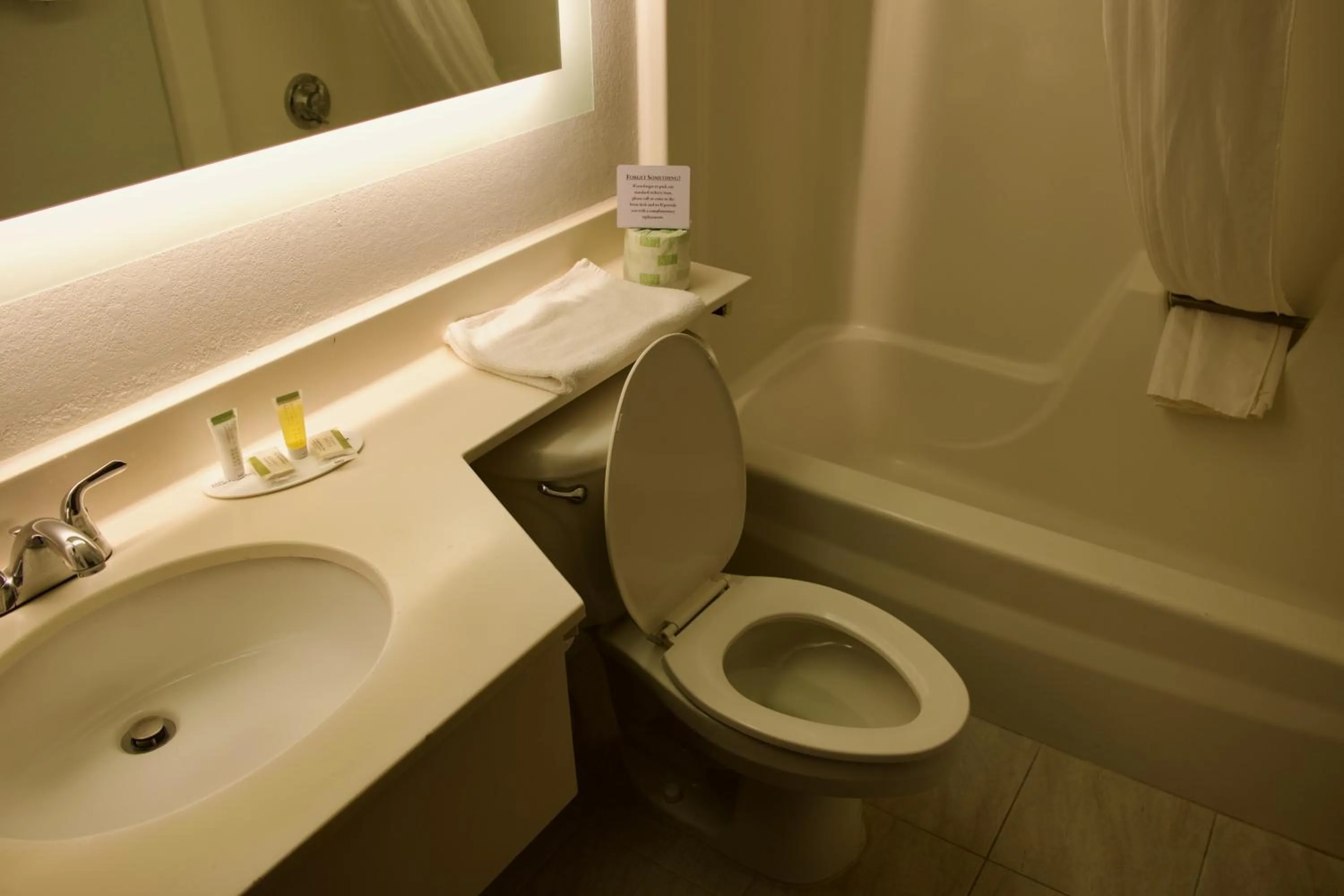 Queen Room with Two Queen Beds - Non-Smoking in Howard Johnson by Wyndham Lexington