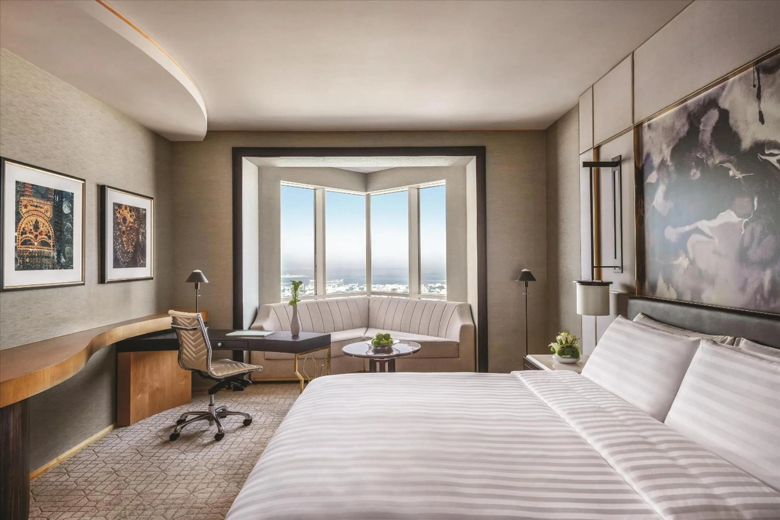 Deluxe King Room with Sea View in Shangri-La Dubai