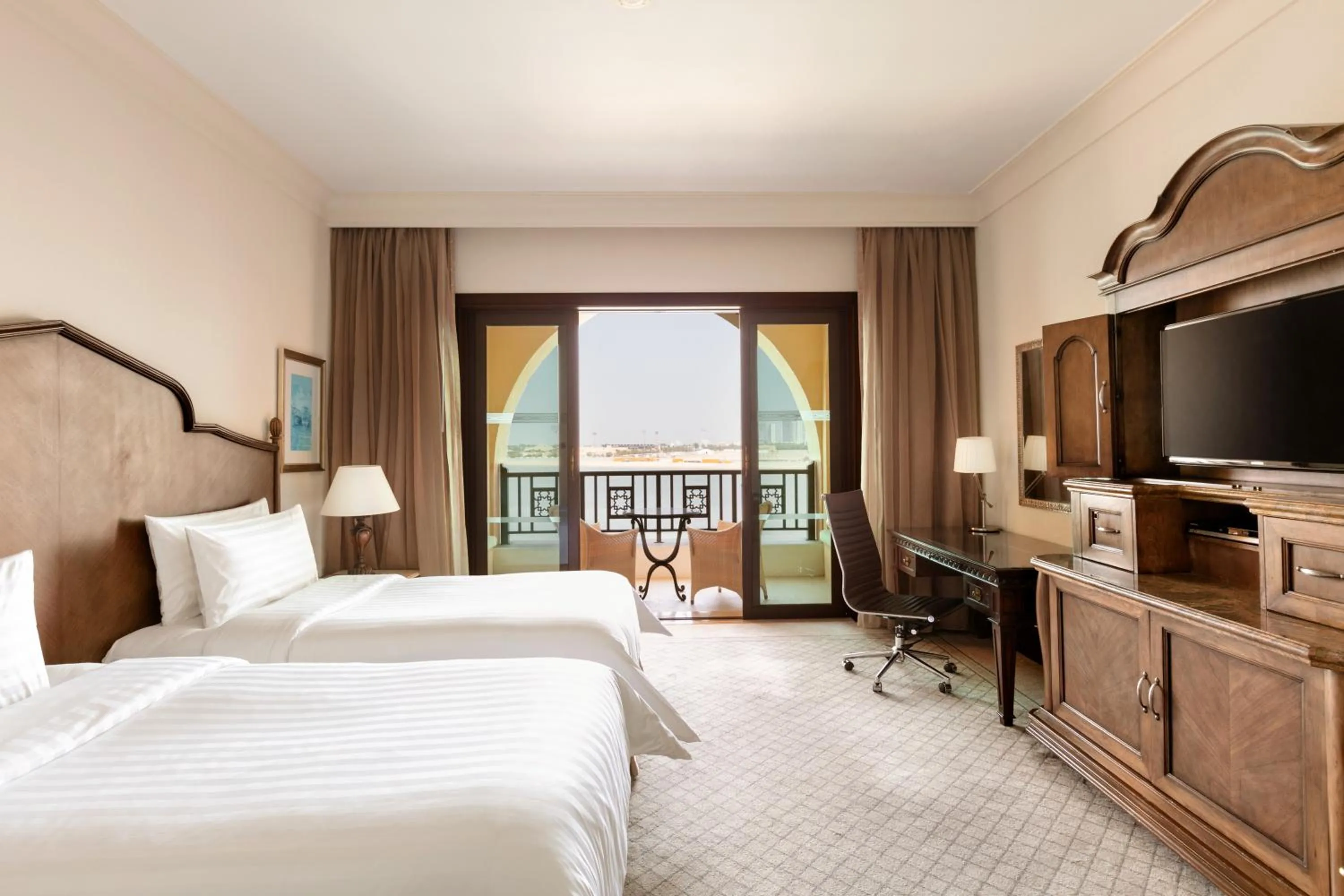 Horizon Club Deluxe Twin Room with Lounge Access  in Shangri-La Qaryat Al Beri, Abu Dhabi